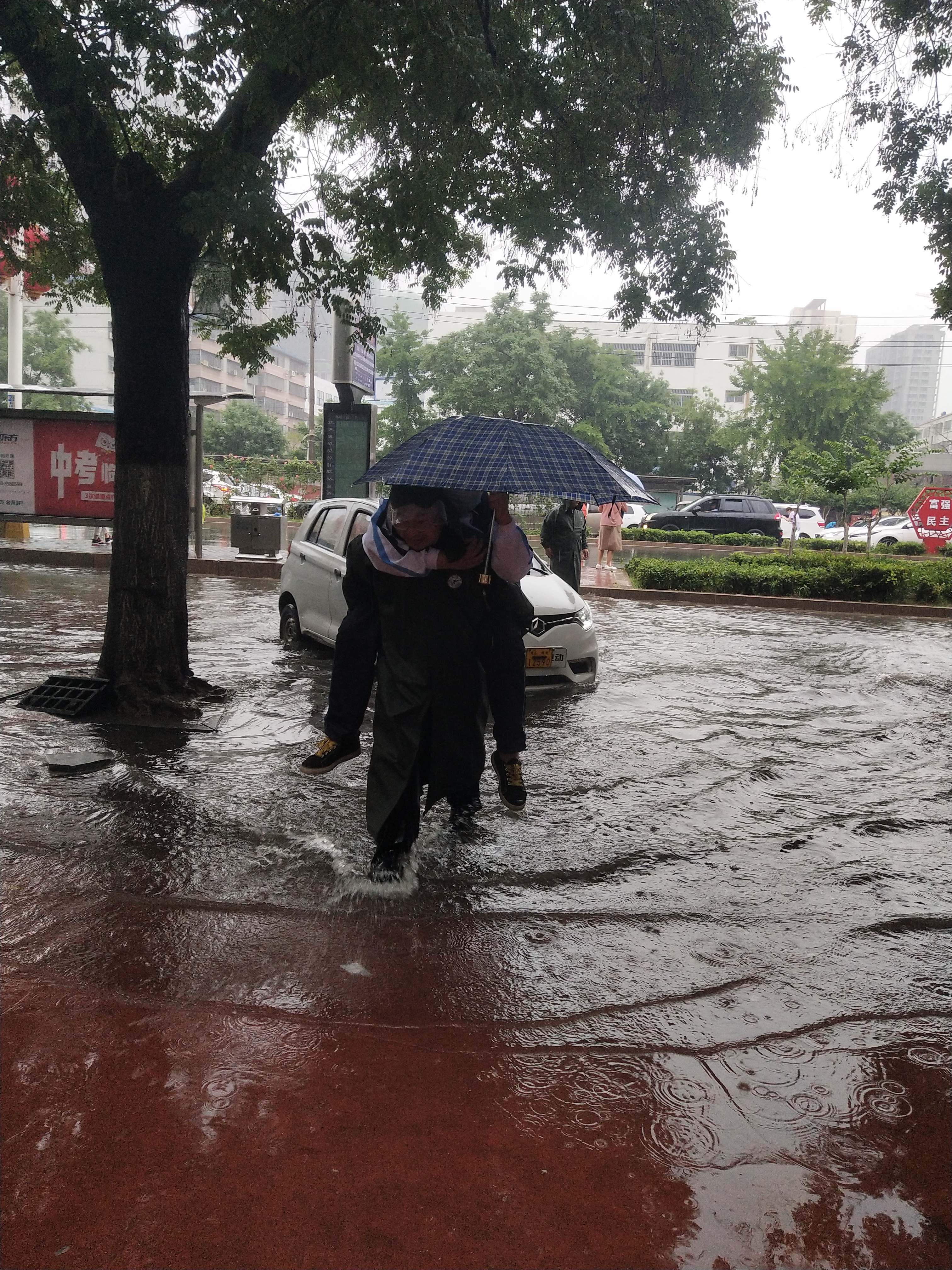 河南商丘河南商丘：老师大雨中背着学生进校园！学生偷偷“表白”……