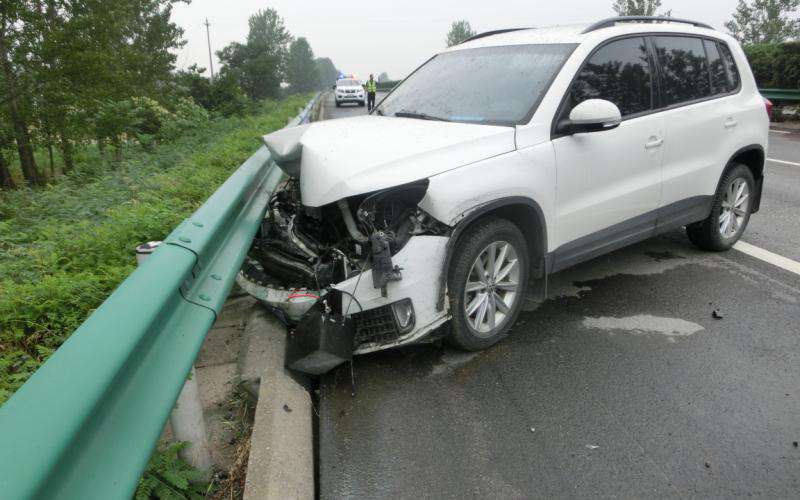 交通轿车司机高速上低头捡手机，追尾货车，车头面目全非！