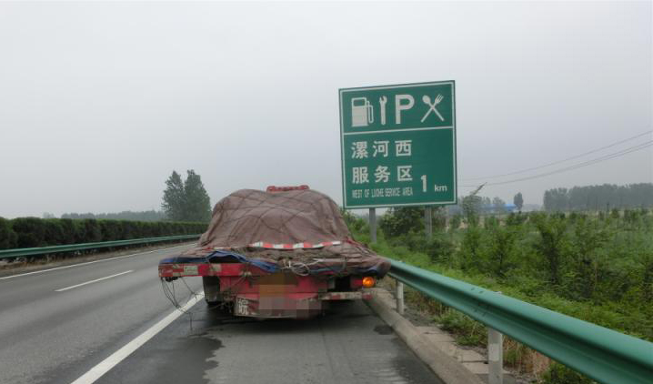 交通轿车司机高速上低头捡手机，追尾货车，车头面目全非！