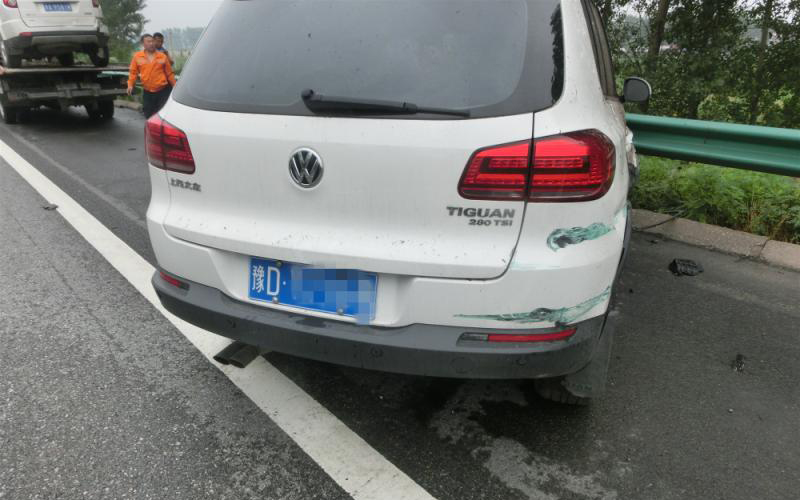 交通轿车司机高速上低头捡手机，追尾货车，车头面目全非！