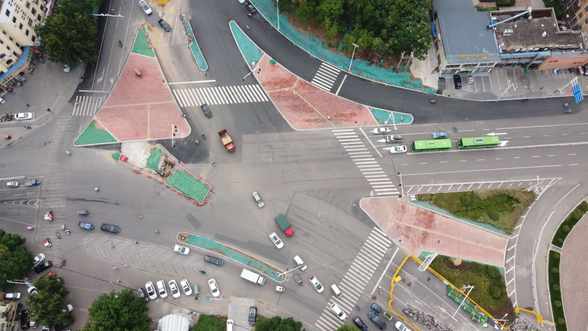 漯河市区路口实行"渠化改造",保障市民安全出行