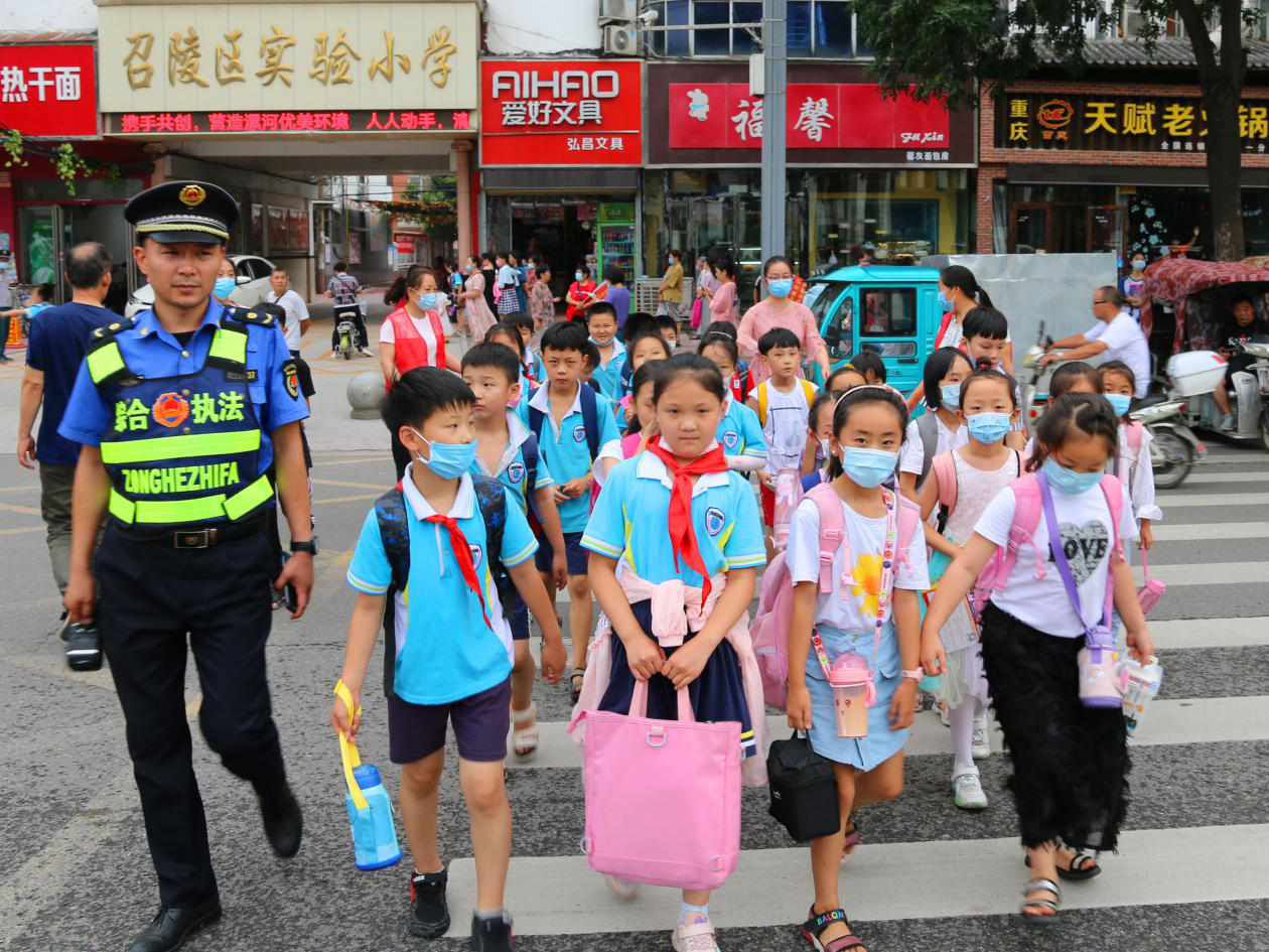 漯河漯河：整治流动摊点和车辆乱停，“城管护学岗”护出一条安全路！