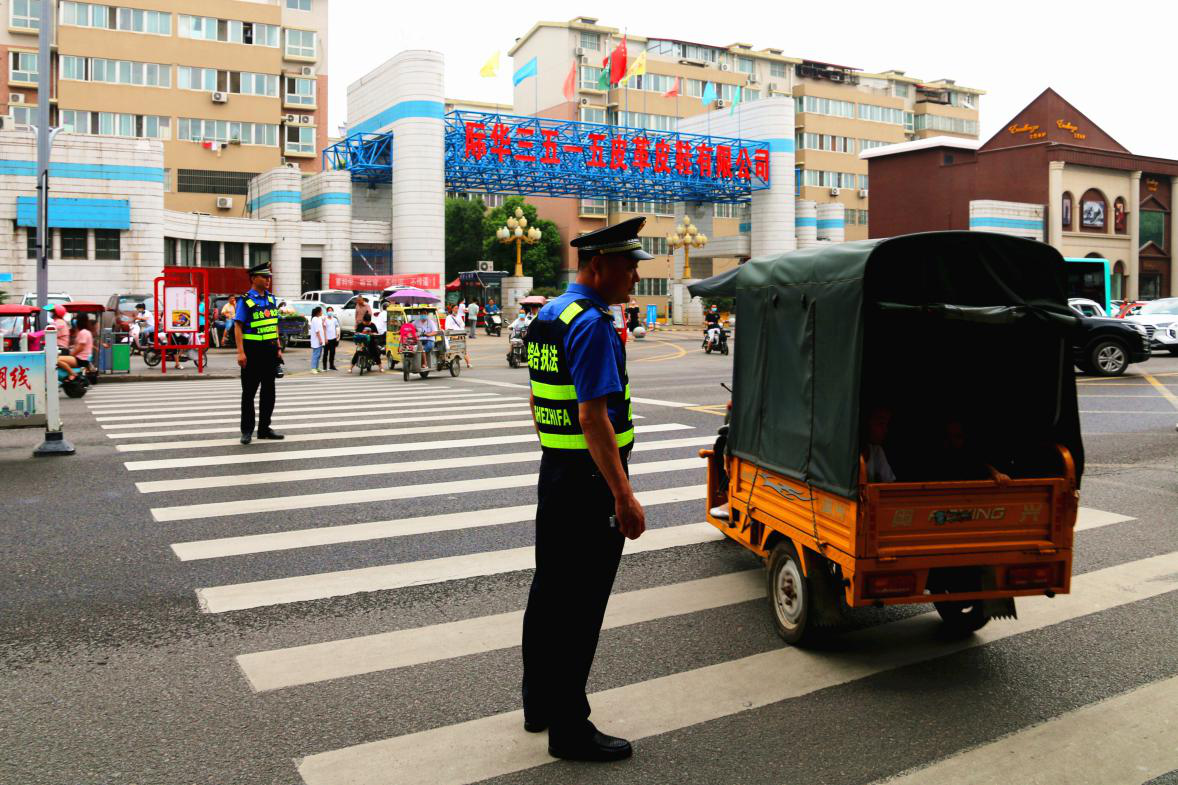 漯河漯河：整治流动摊点和车辆乱停，“城管护学岗”护出一条安全路！