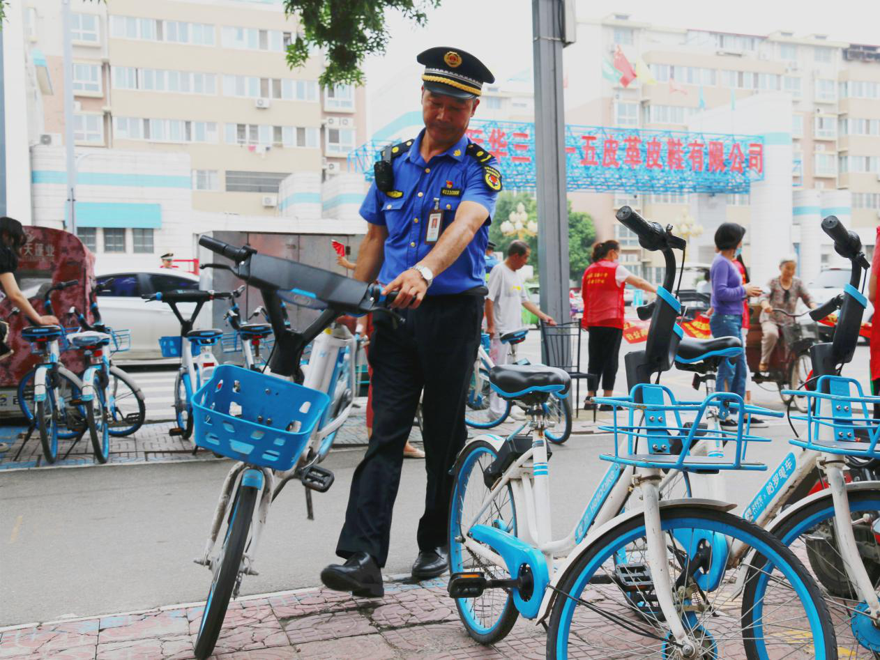 漯河漯河：整治流动摊点和车辆乱停，“城管护学岗”护出一条安全路！