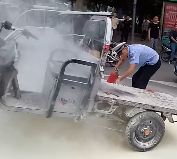 电动三轮车吓人！商丘一快车道内电动三轮车自燃，围观市民报警