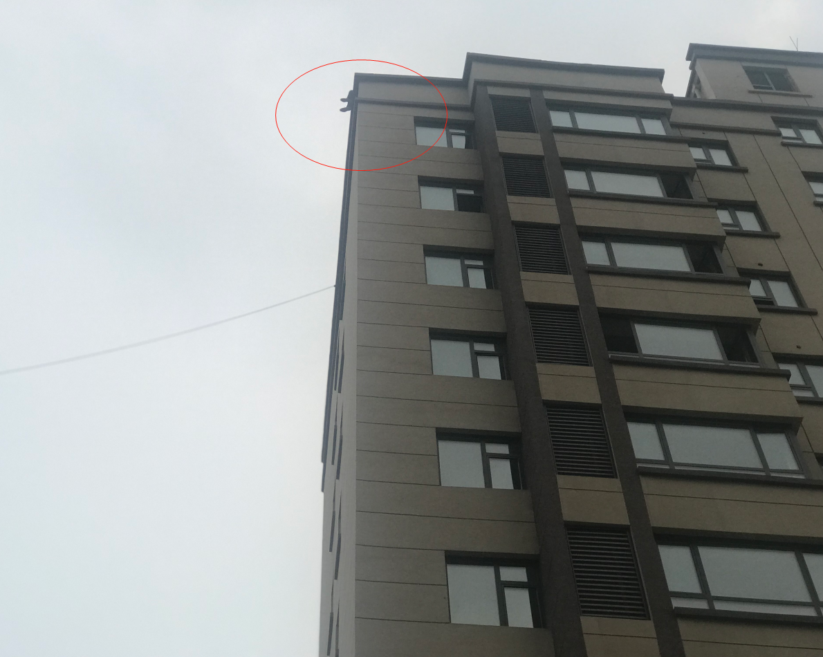 消防员装备商丘一男子为凑医药费讨薪未果，爬11楼欲轻生，消防员脱装备救援