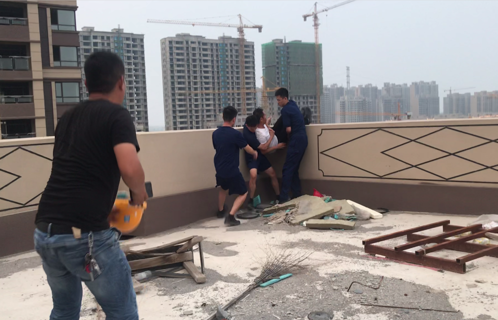 消防员装备商丘一男子为凑医药费讨薪未果，爬11楼欲轻生，消防员脱装备救援