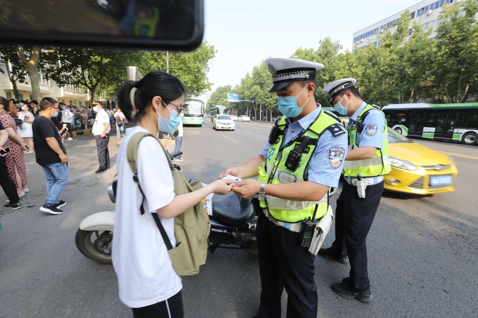 身份证进考场时，突然找到不到身份证，考生和家长都急坏了