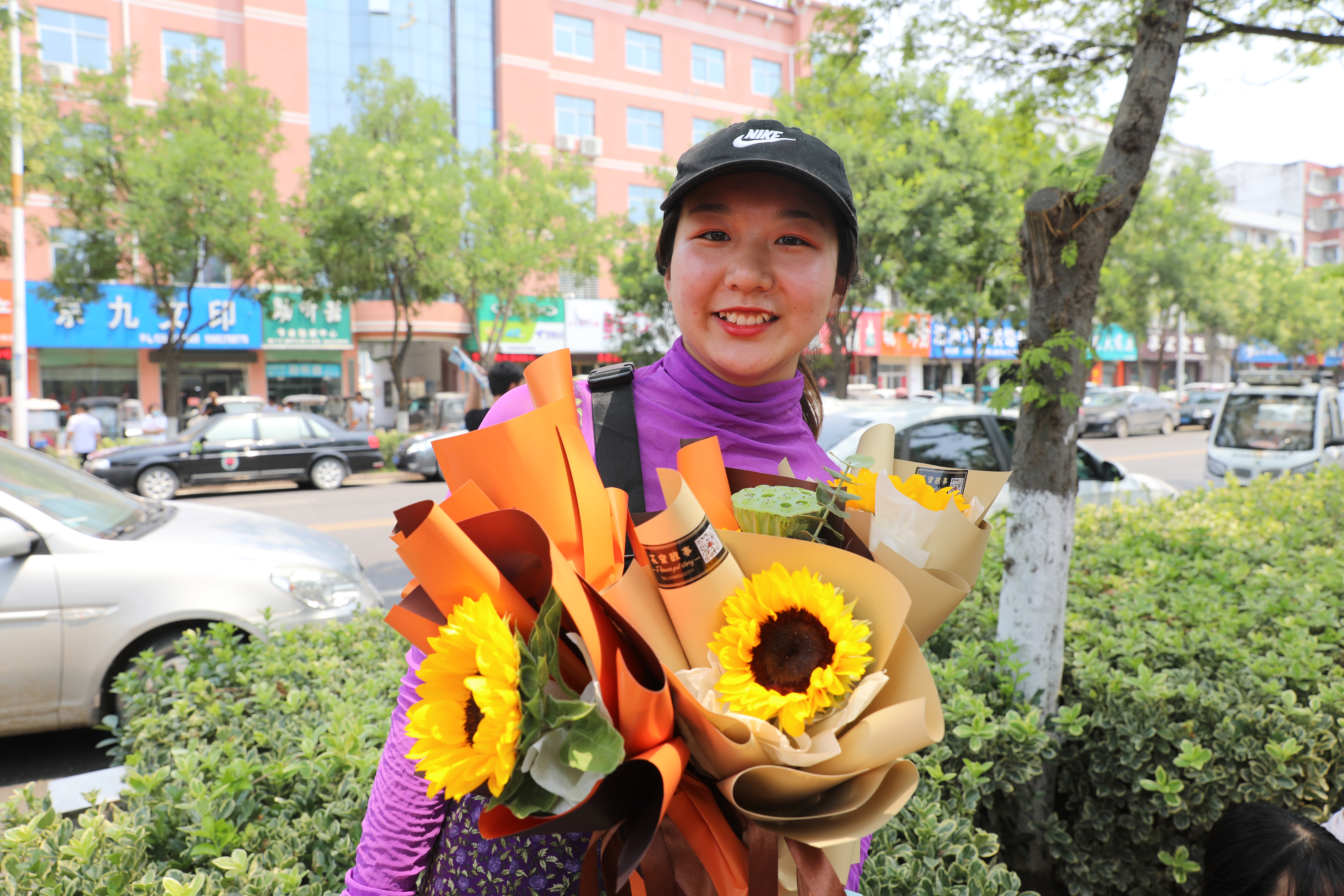 手里拿着向日葵和莲蓬组成手捧花的周女士向记者介绍,现在也流行送花