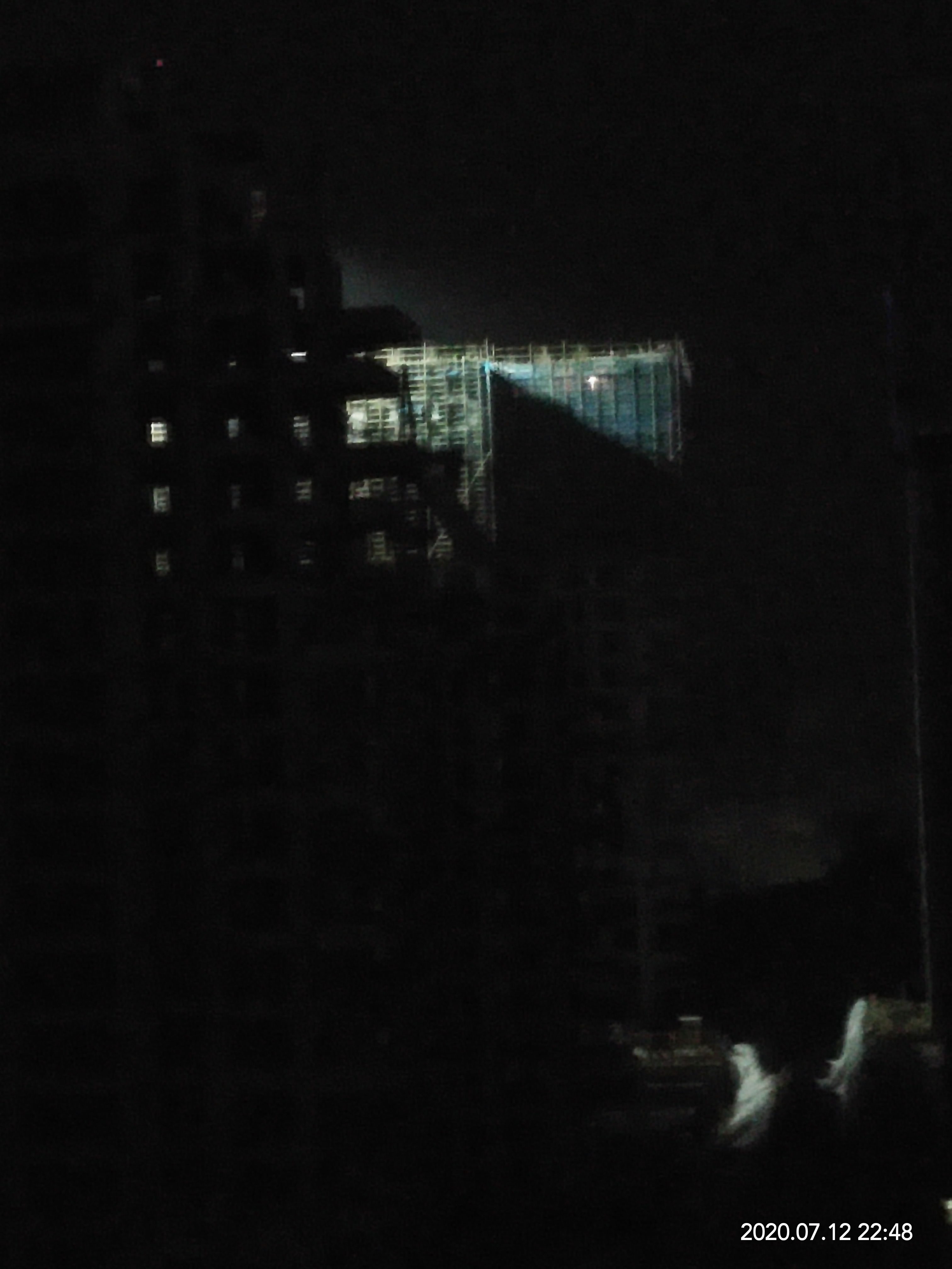 |不顾政令，三门峡商务中心区一项目工地被罚仍深夜施工 记者调查，工地公示牌也成了摆设？