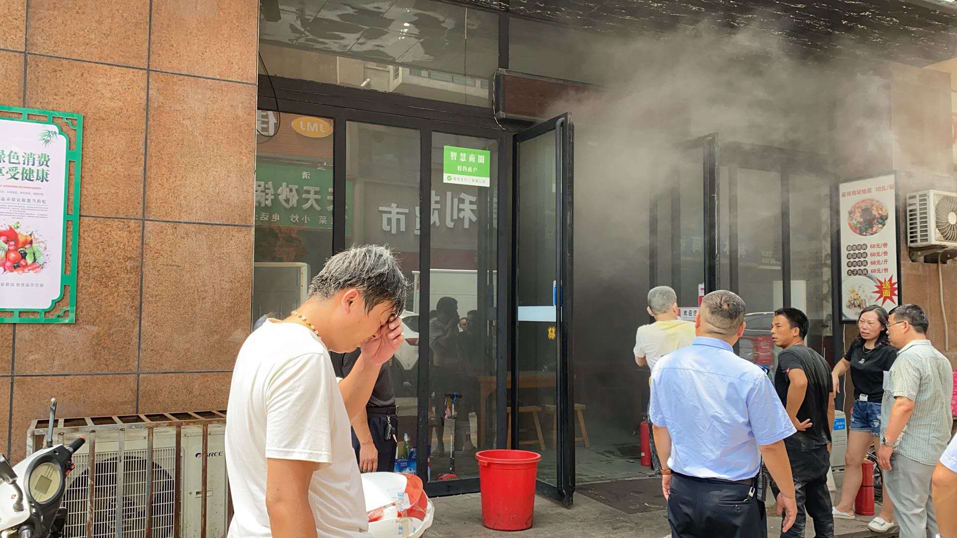 灭火器|路遇餐馆失火，漯河这些执法人员拿起灭火器就上！