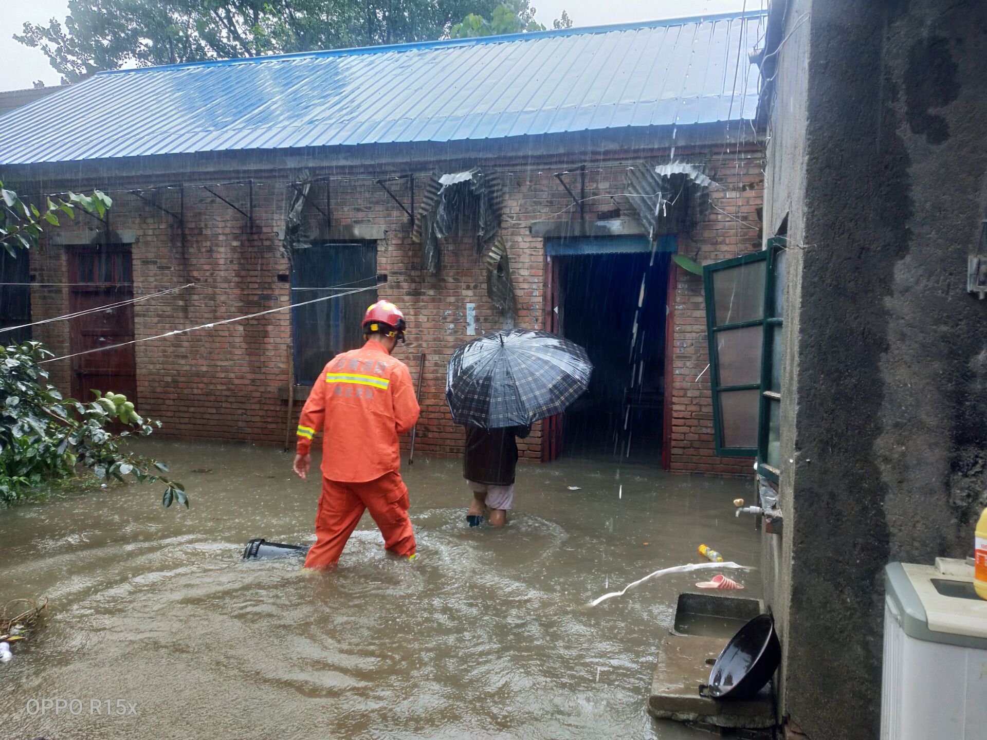 暴雨|暴雨中脱下救援服裹在孩子身上，消防队员徒步一公里救援孕妇儿童