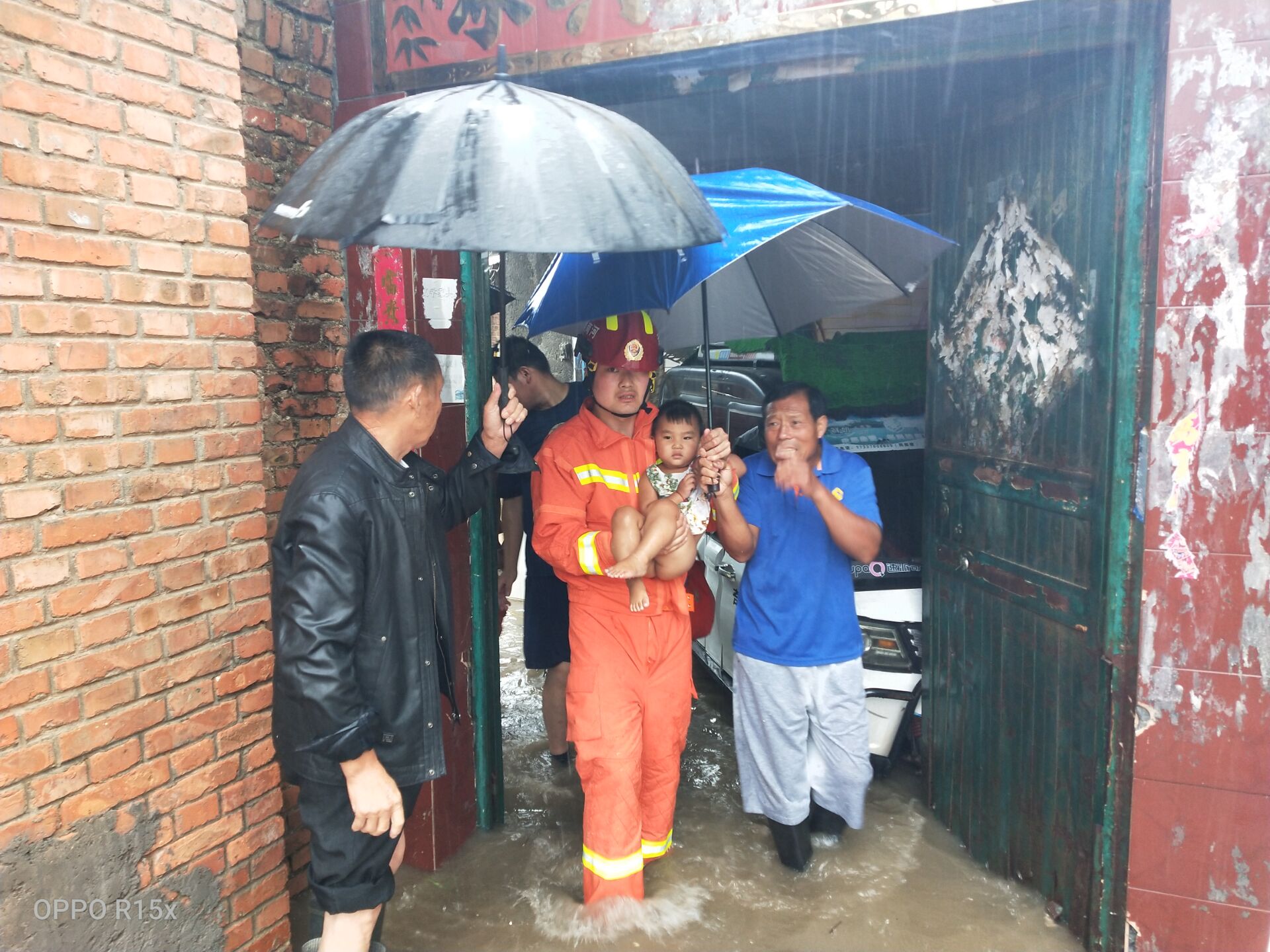 暴雨|暴雨中脱下救援服裹在孩子身上，消防队员徒步一公里救援孕妇儿童