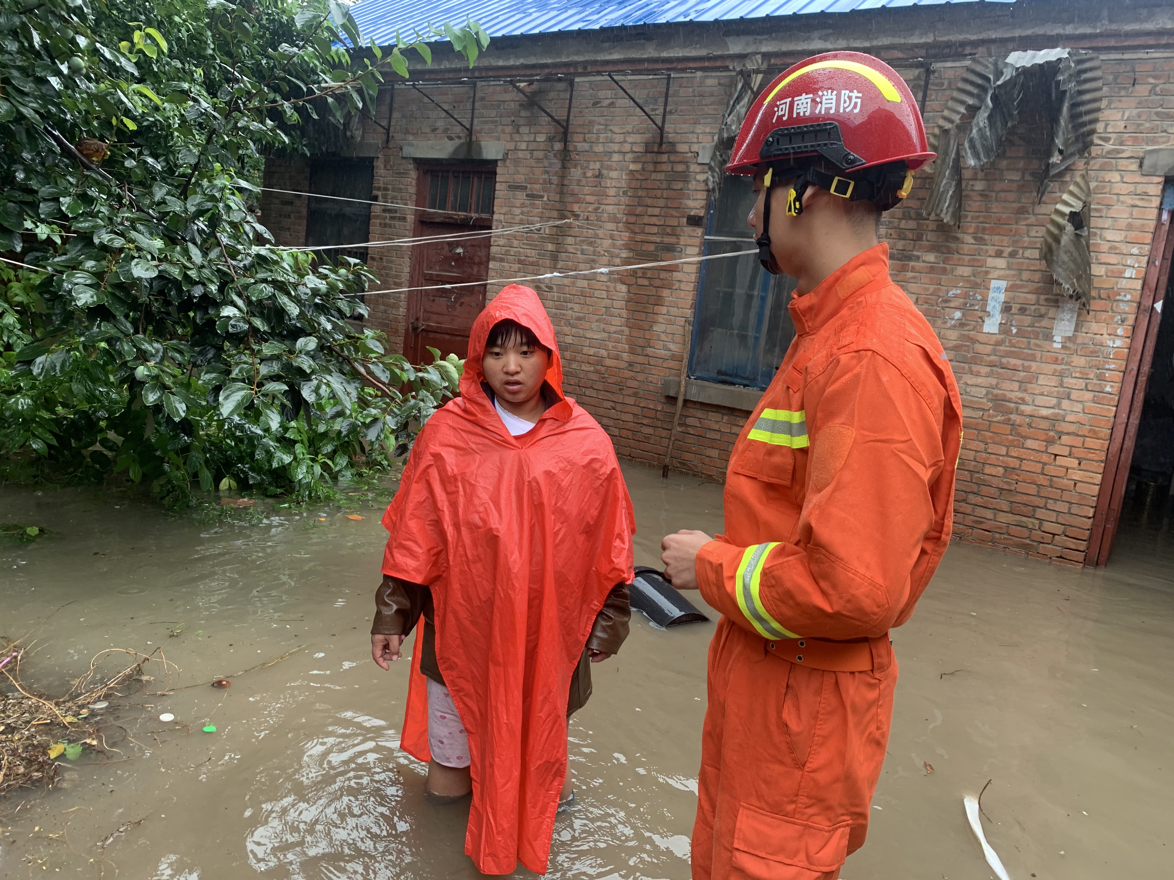 暴雨|暴雨中脱下救援服裹在孩子身上，消防队员徒步一公里救援孕妇儿童