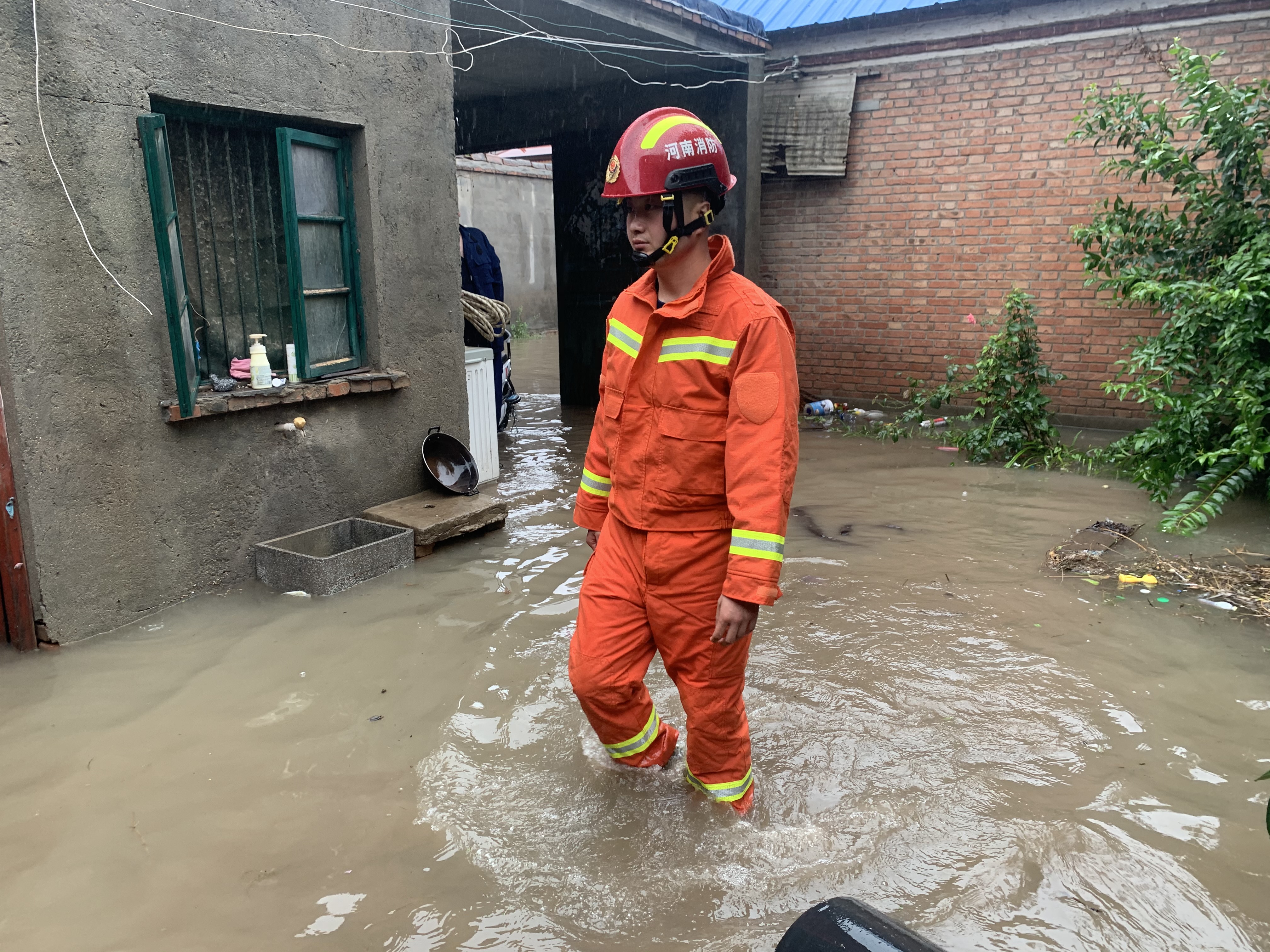 暴雨|暴雨中脱下救援服裹在孩子身上，消防队员徒步一公里救援孕妇儿童
