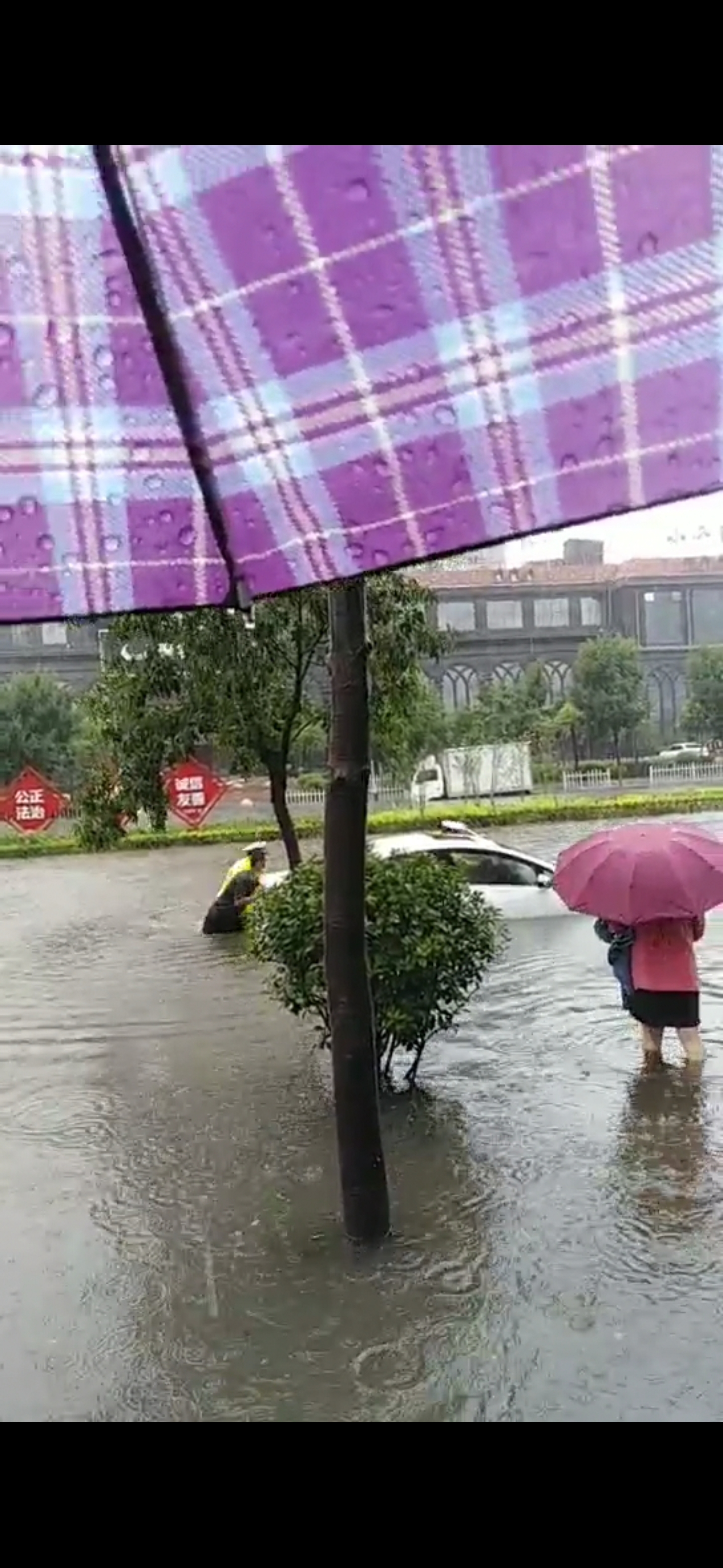 7月22日,一场暴雨突袭民权县城.