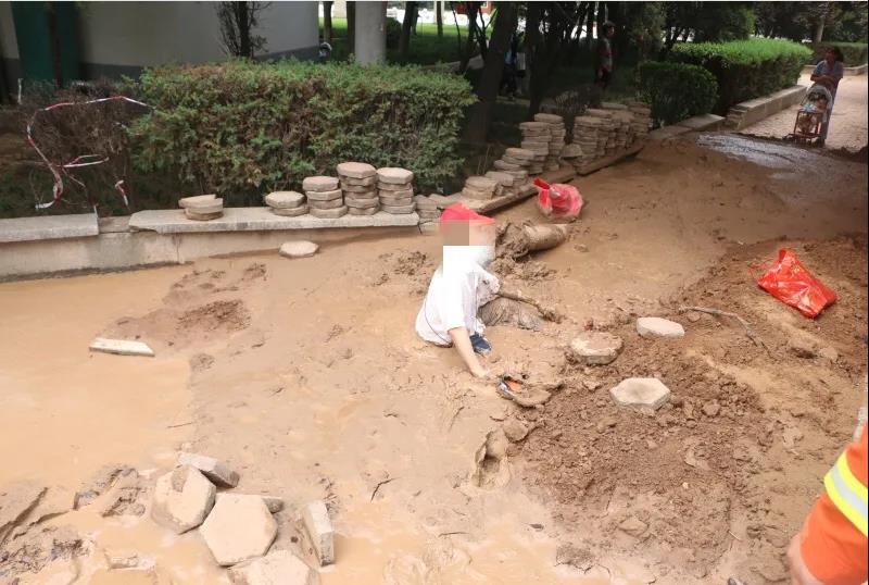 社会万象|危险！三门峡一老人陷入泥坑无法脱身……还好他们来了！