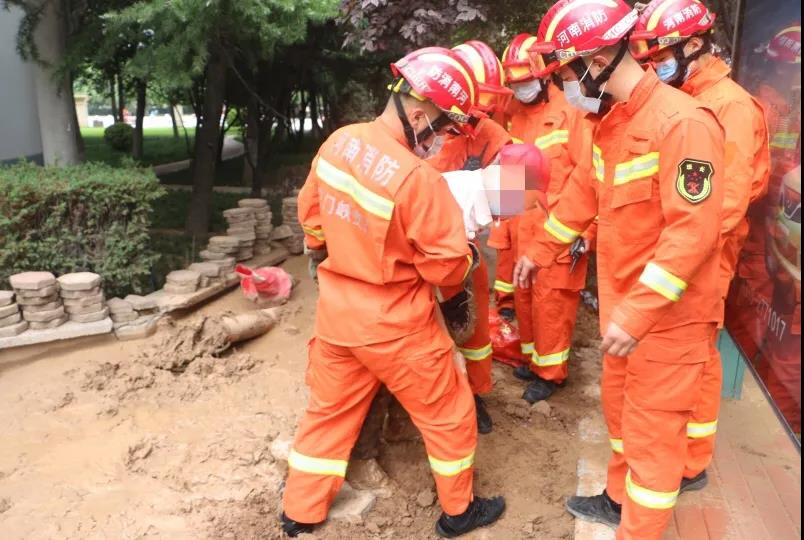 社会万象|危险！三门峡一老人陷入泥坑无法脱身……还好他们来了！