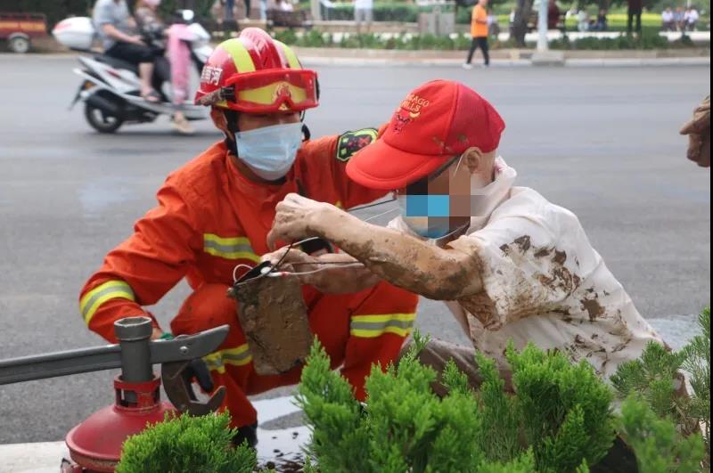 社会万象|危险！三门峡一老人陷入泥坑无法脱身……还好他们来了！