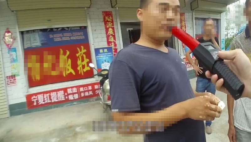 酒驾|舞阳一男子因酒驾要被带离时，另一醉酒男子突然冲出暴力袭警