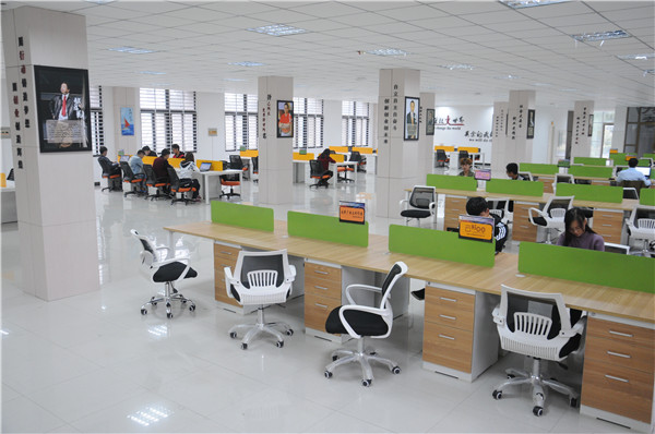 郑州财经学院为大学生创客点亮梦想