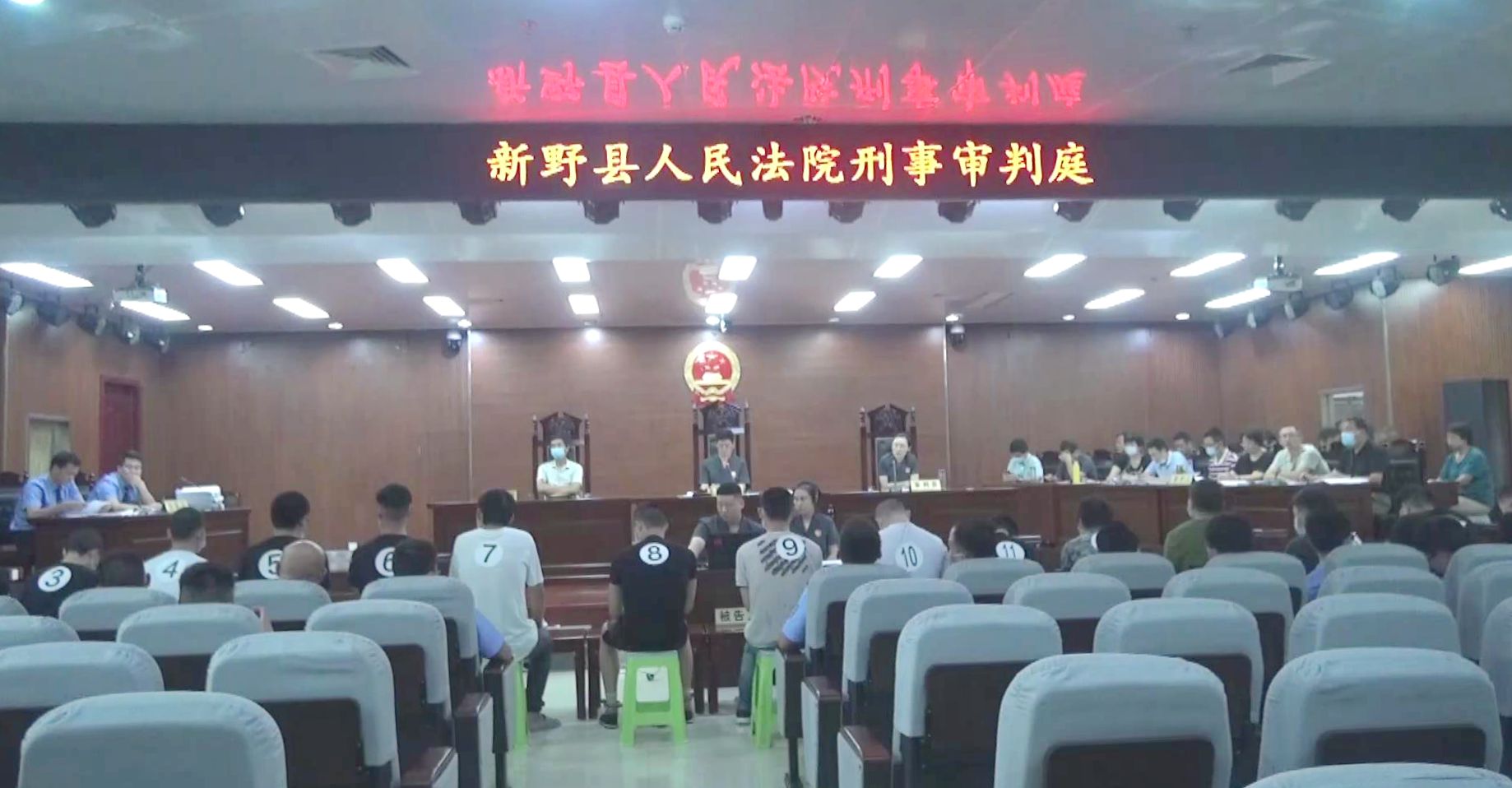 法律|威胁辱骂、群发短信……一软暴力催收涉恶势力犯罪集团17人受审