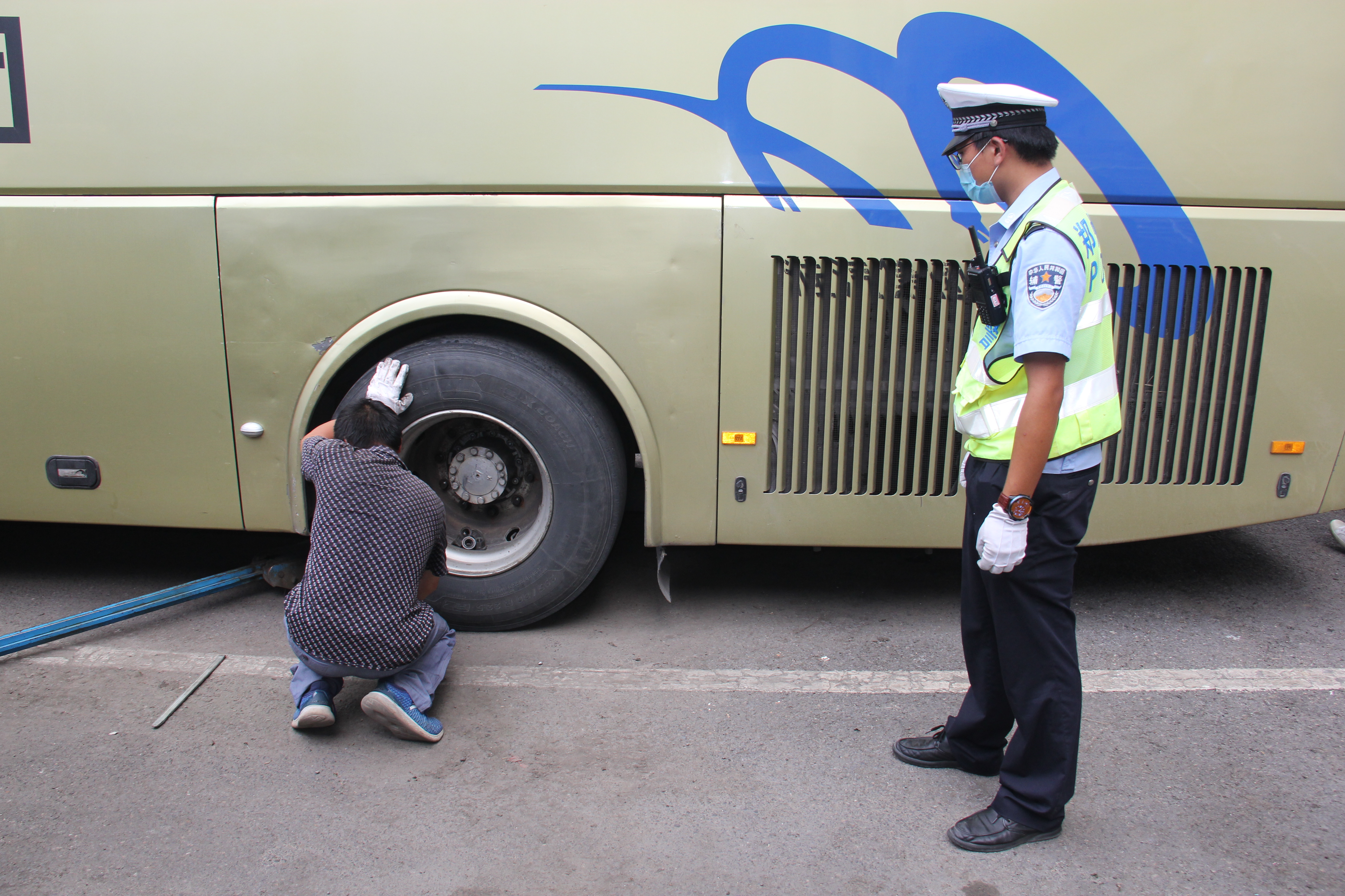 汽车|鼓包、裂缝……郑州长途汽车中心站检出隐患轮胎，交警敦促当场换新