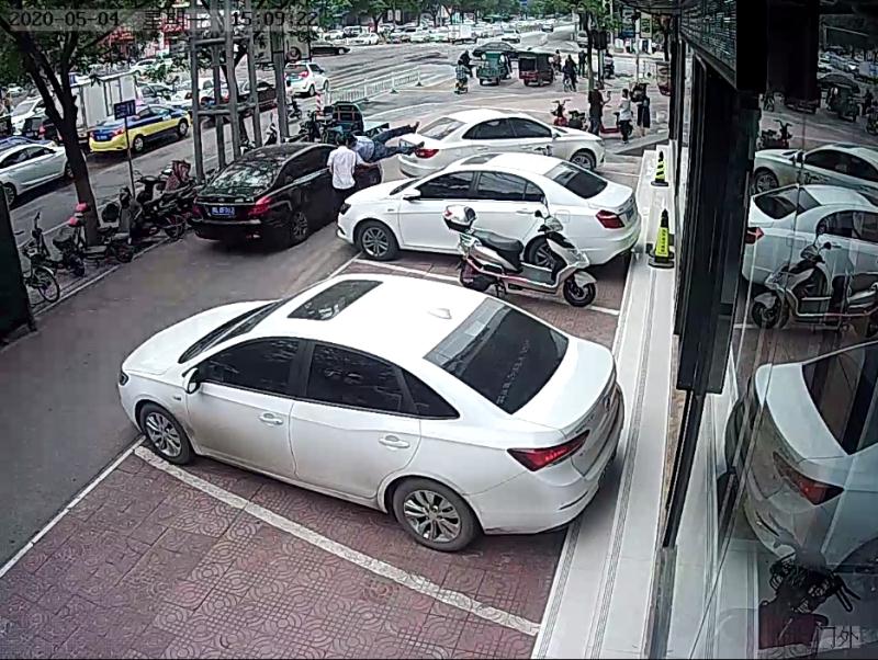 漯河|工资拖欠数月协商未果，漯河一男子开车撞向老板！