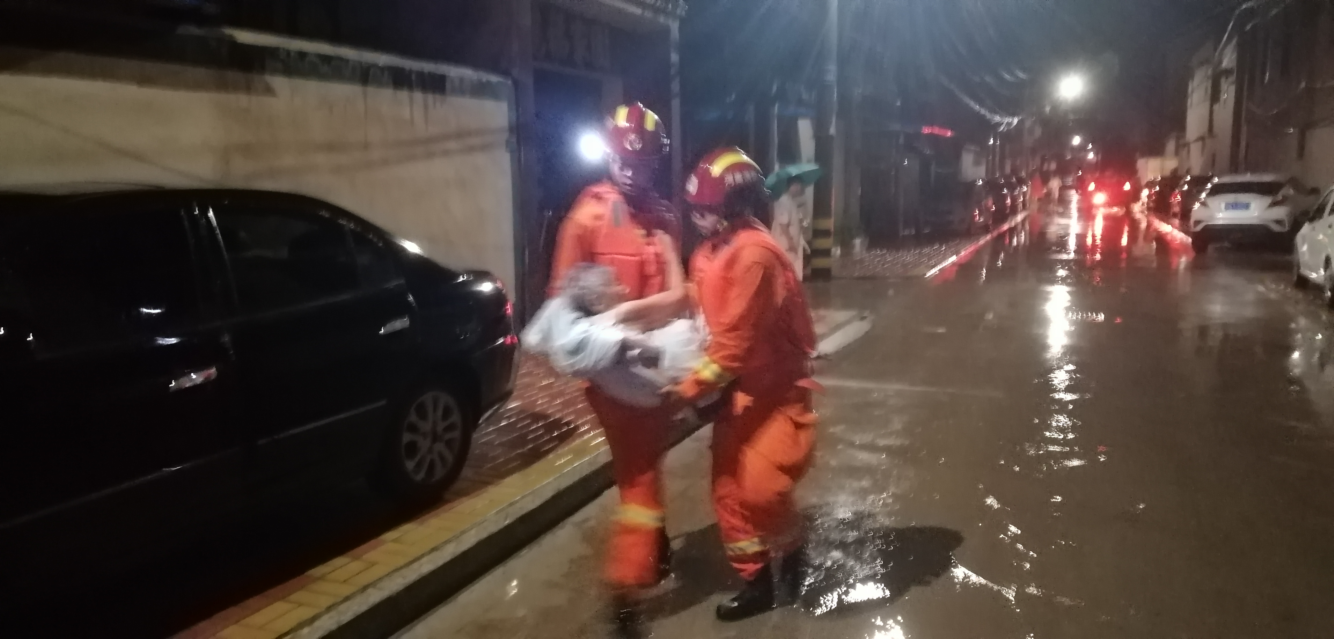 消防员|深夜暴雨至积水上涨，商丘90岁老人困家中，消防员的暖心一抱让人感动