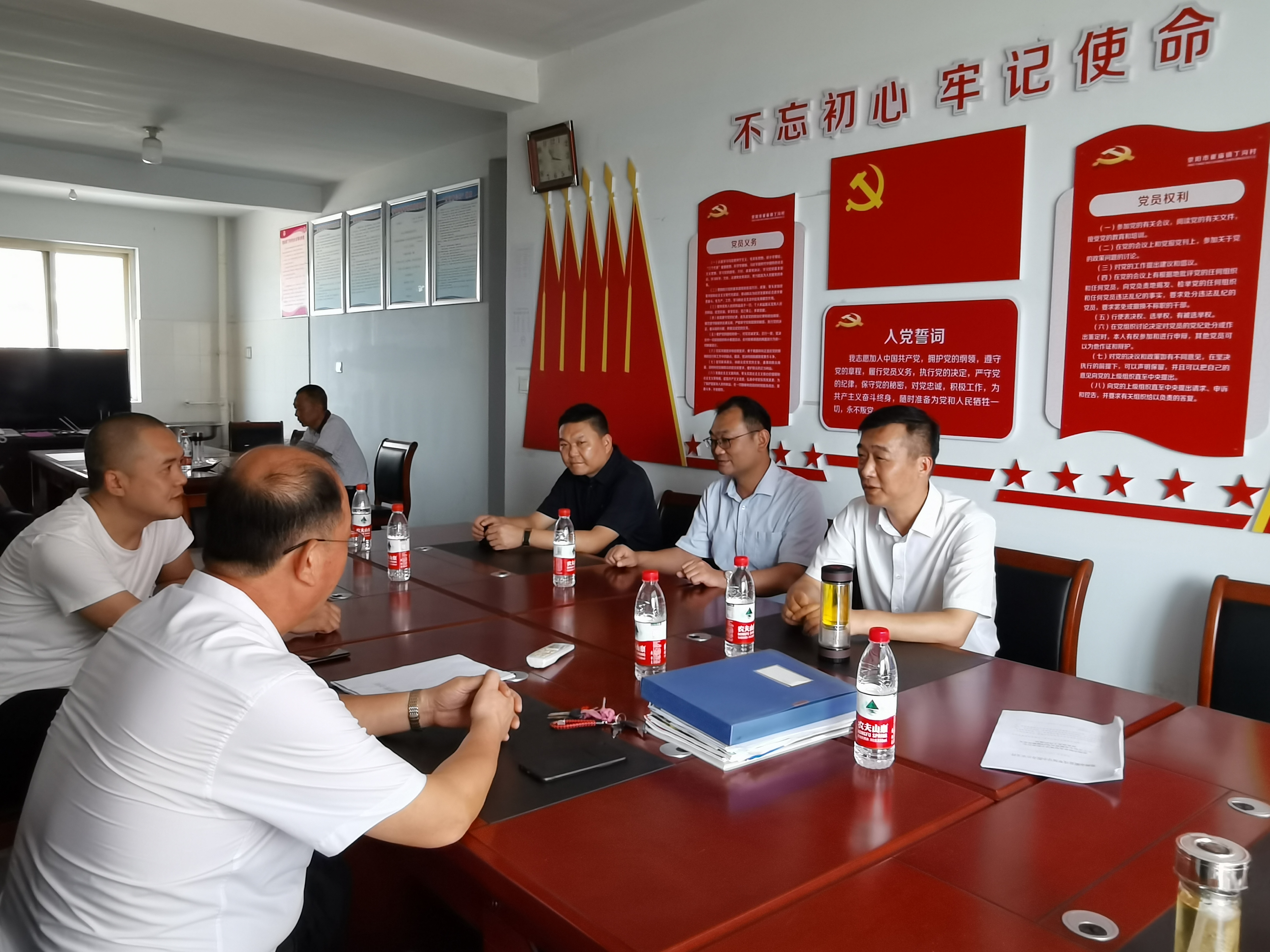 荥阳市副市长胡晓林查看脱贫攻坚工作