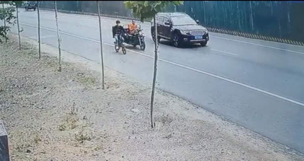 交通事故|下血本！为伪造交通事故敲诈勒索 男子自折手指