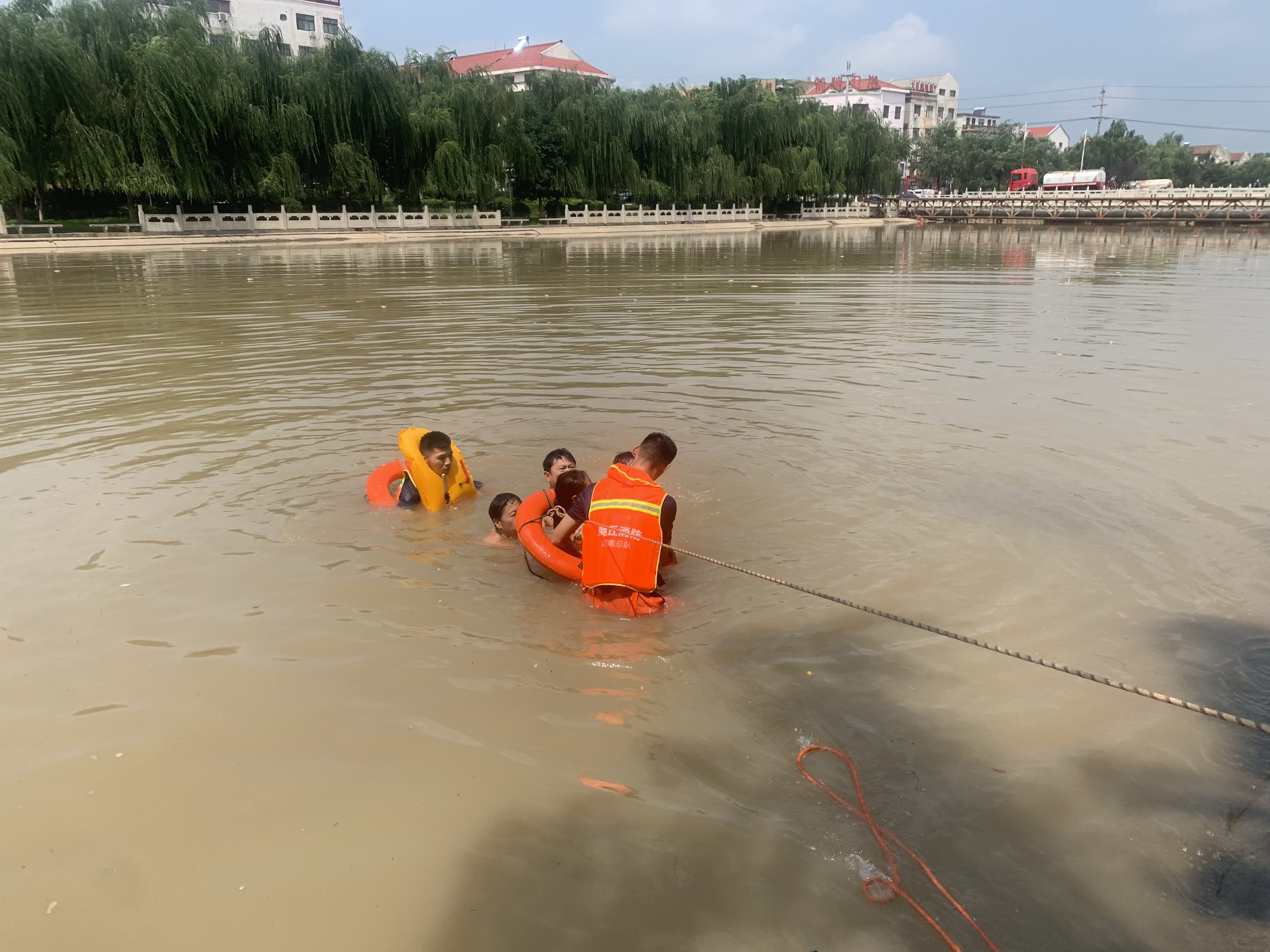 河南商丘|商丘一55岁女子跳河轻生，被救时突然扑入深水区，多人下水紧紧拉住