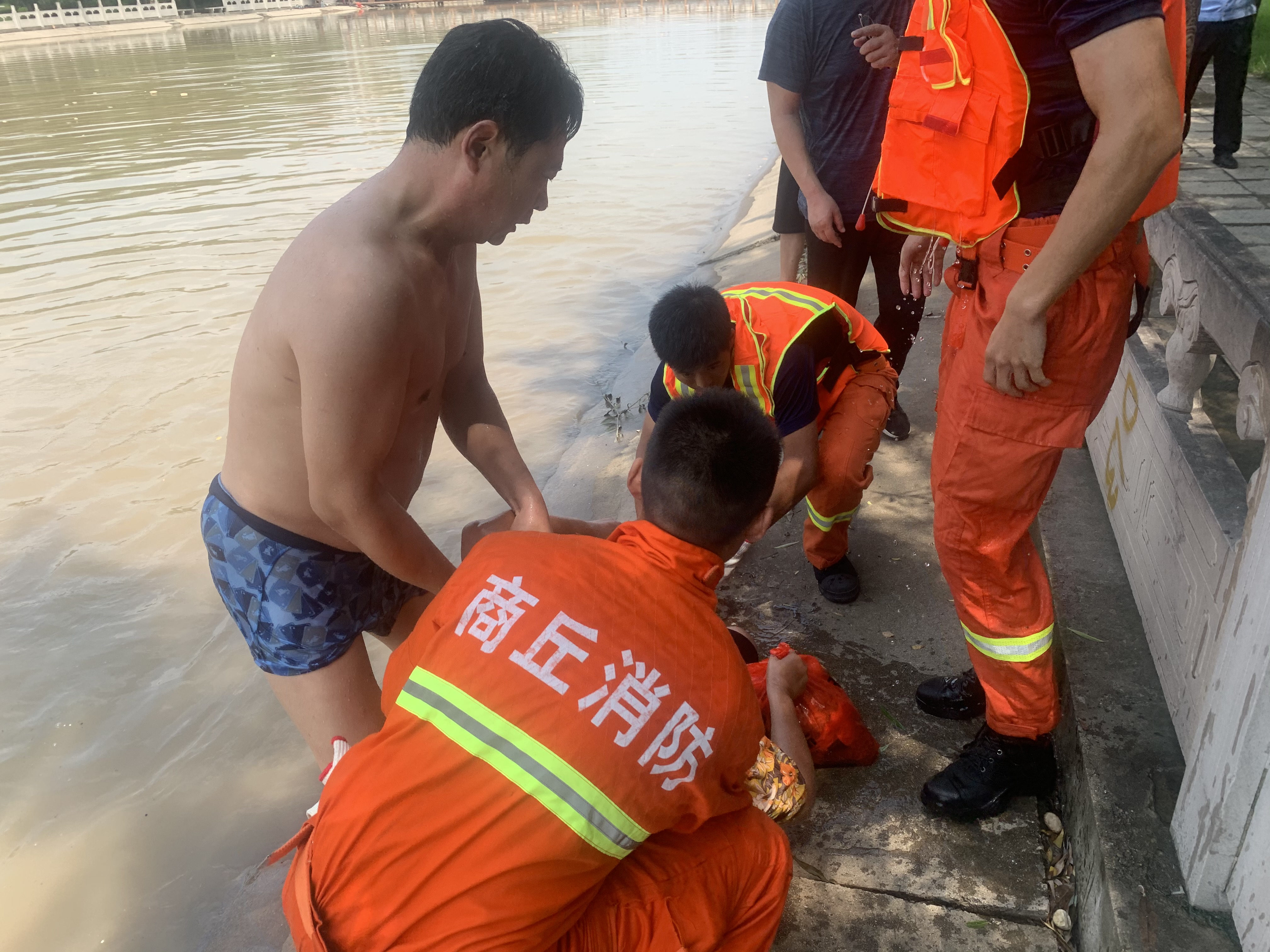 河南商丘|商丘一55岁女子跳河轻生，被救时突然扑入深水区，多人下水紧紧拉住