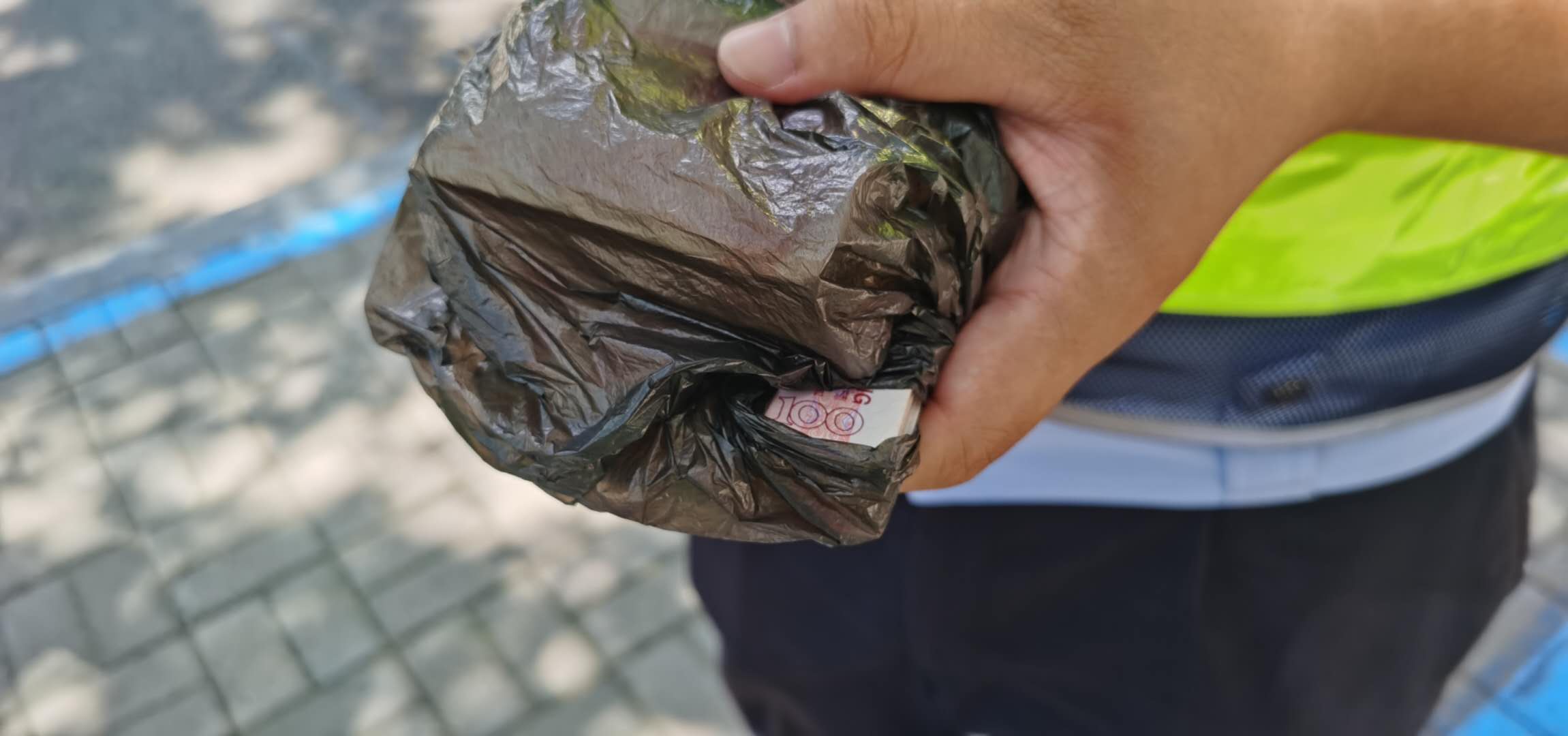 漯河|漯河交警捡到一只黑色塑料袋，装有大量现金，急寻失主！