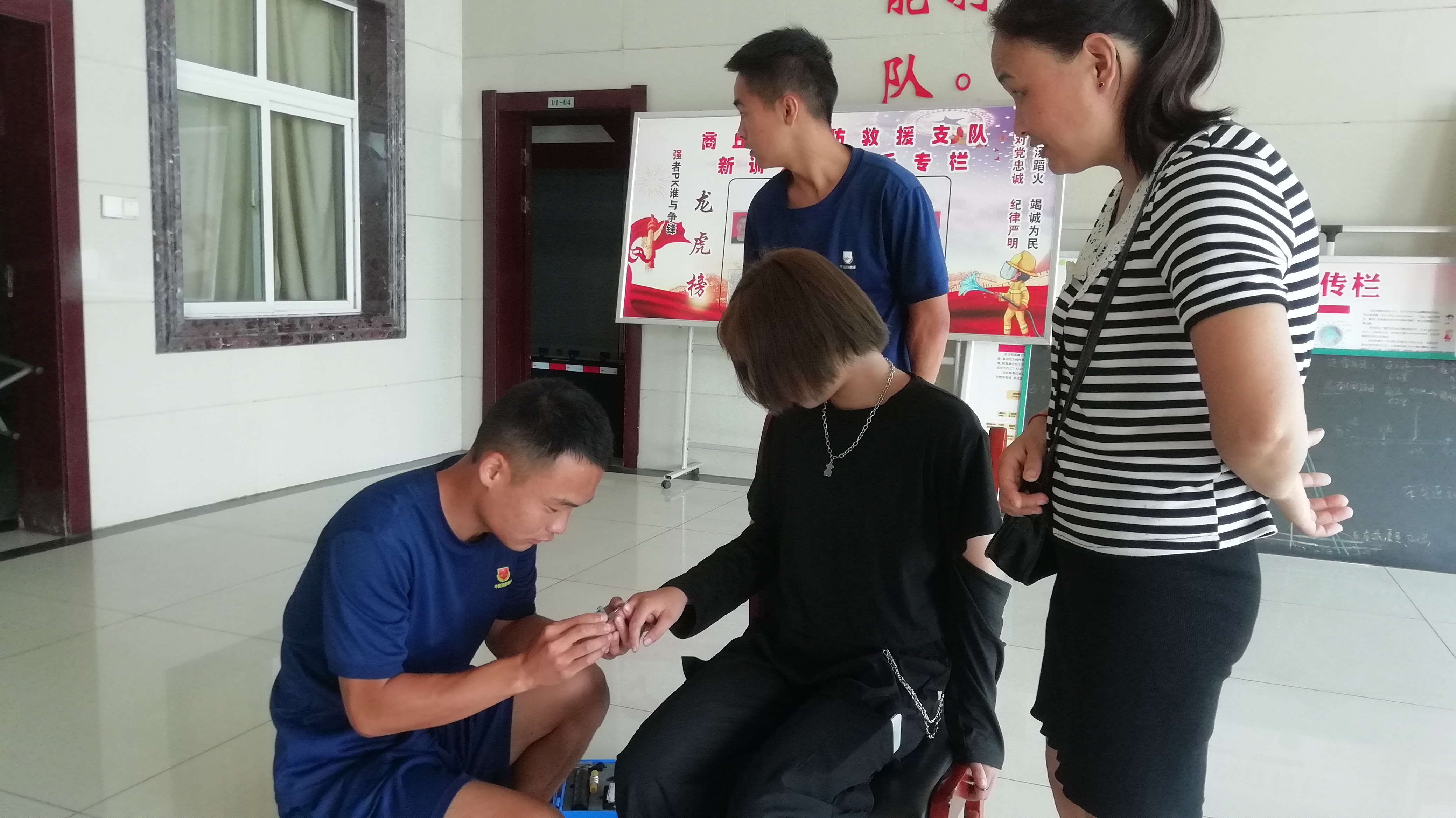 消防员|少女手指被卡获救后母亲欲付钱，河南消防员：不收钱,有事找119