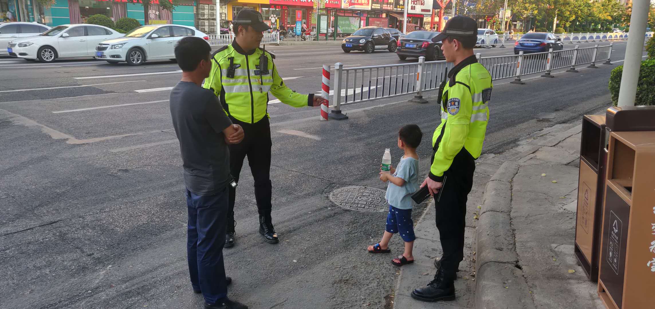 育儿|4岁男孩晚高峰出门迷路，漯河骑警暖心助其回家