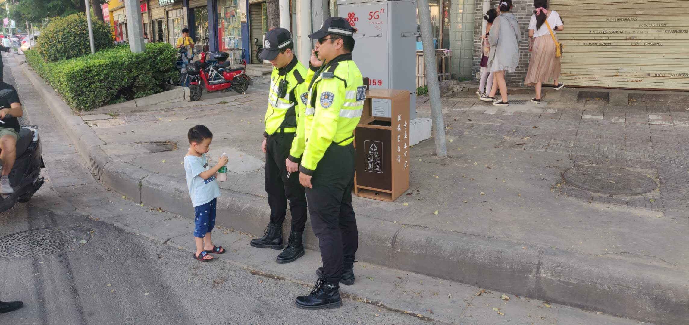 育儿|4岁男孩晚高峰出门迷路，漯河骑警暖心助其回家