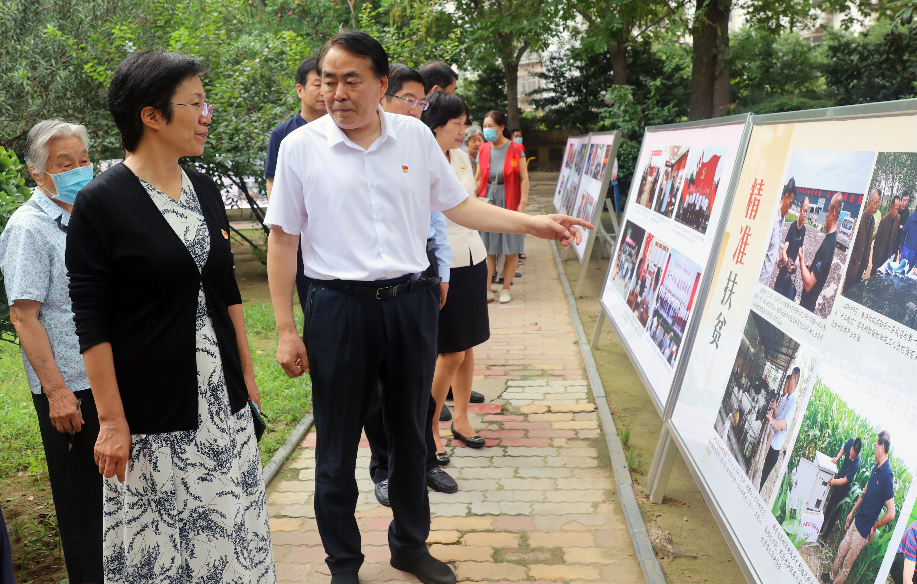 省委办公厅副主任韩林,省委组织部副部长王忠梅,省档案馆馆长李修建