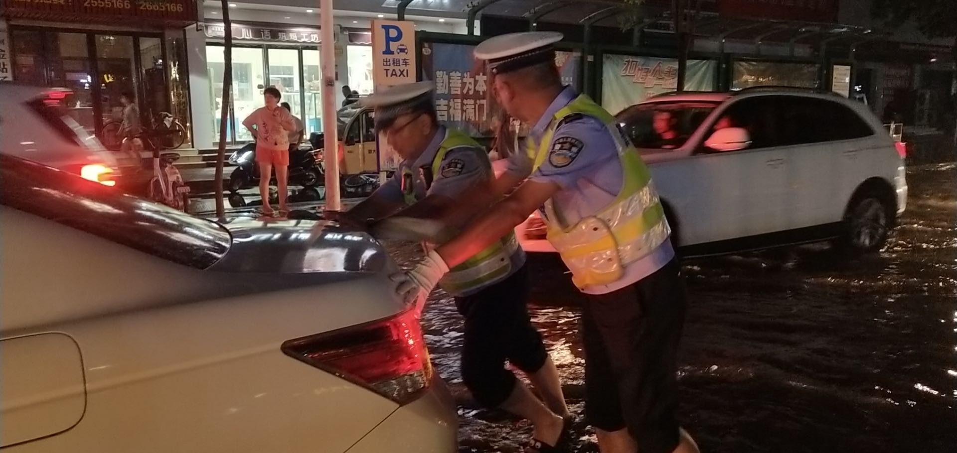 漯河|赤脚指挥疏导车辆，漯河这个交警被网友“热捧”！