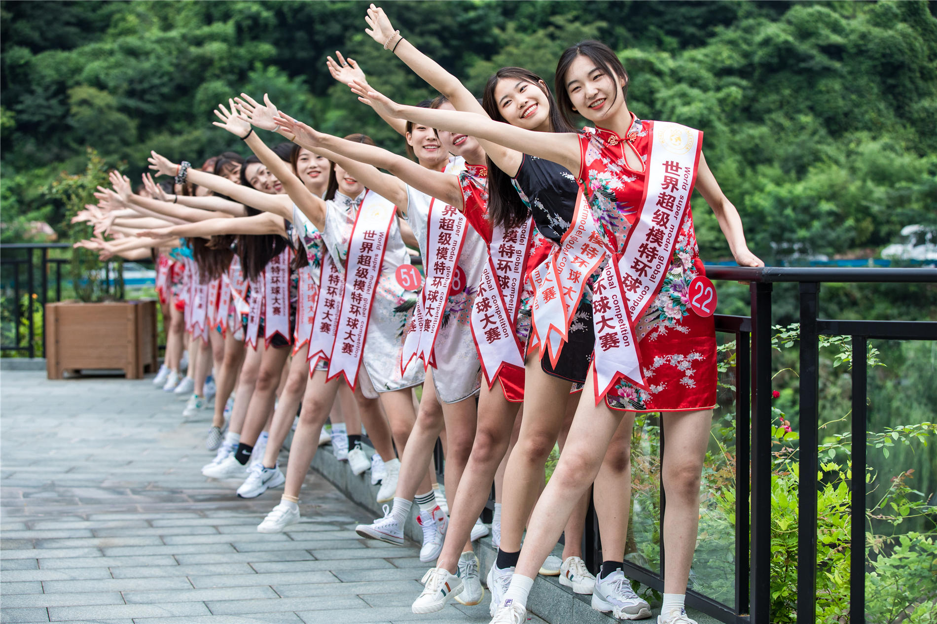 大河网景世界超级模特环球大赛佳丽巡游太行大峡谷