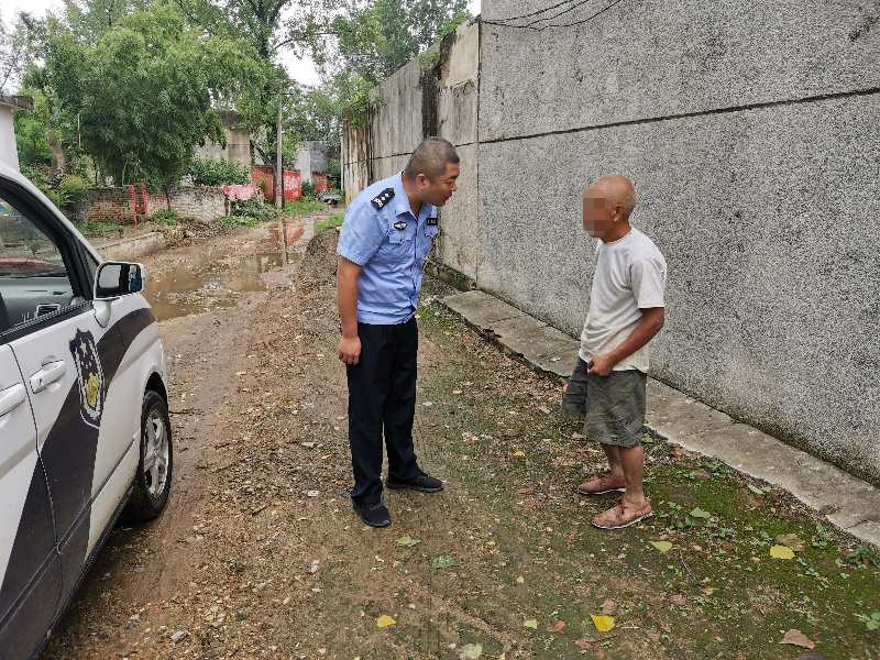 违法犯罪|古稀赤脚老汉“恍惚”走失，警方跨县协作助其归家