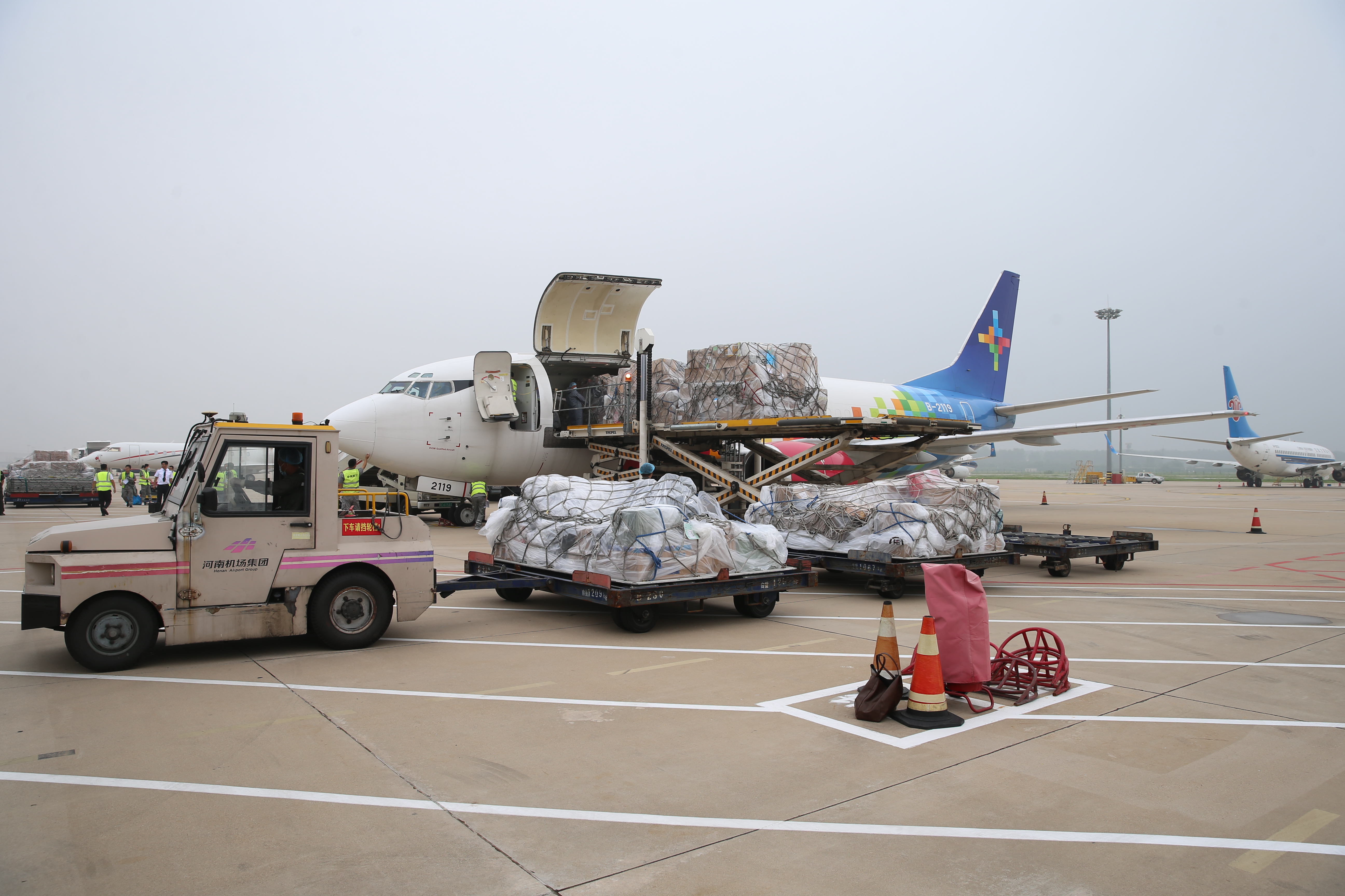 郑州机场累计抢运6600多吨国内防疫物资