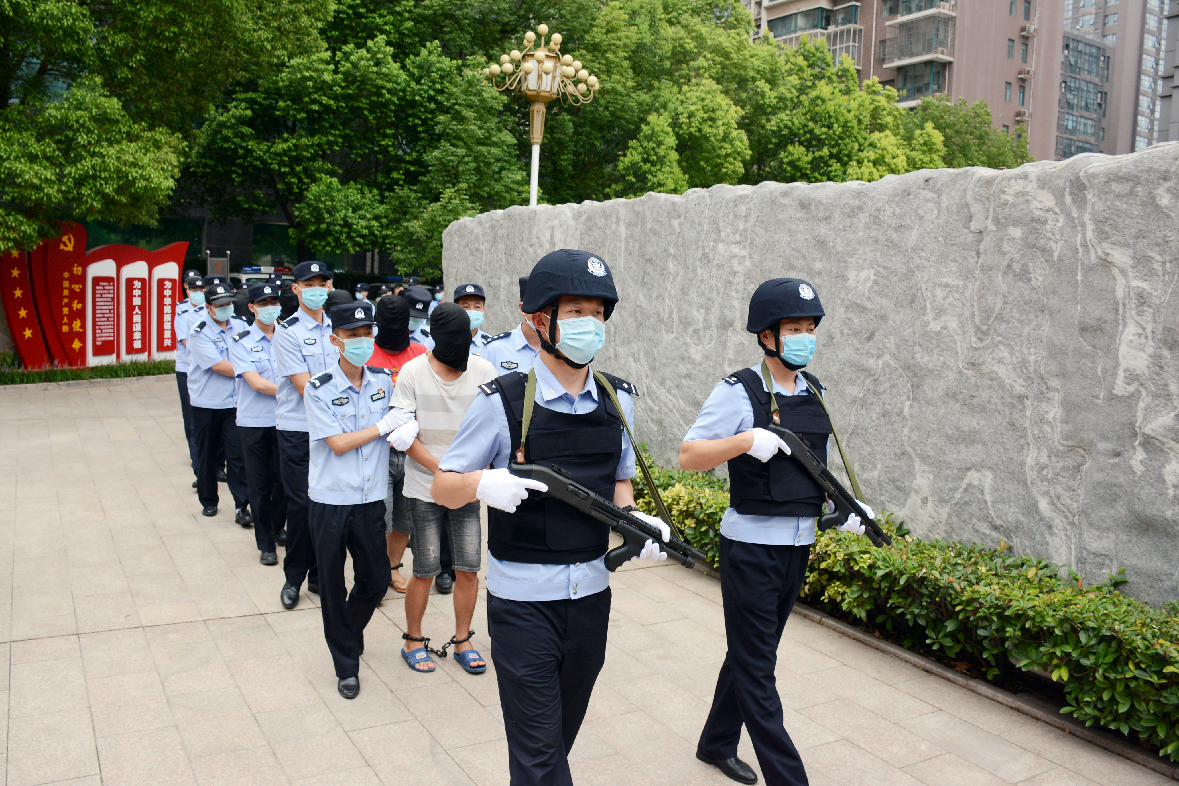 郑东新区|20多天打掉7个犯罪团伙，抓获数百嫌疑人 郑东新区公安打击电诈类犯罪成效显著