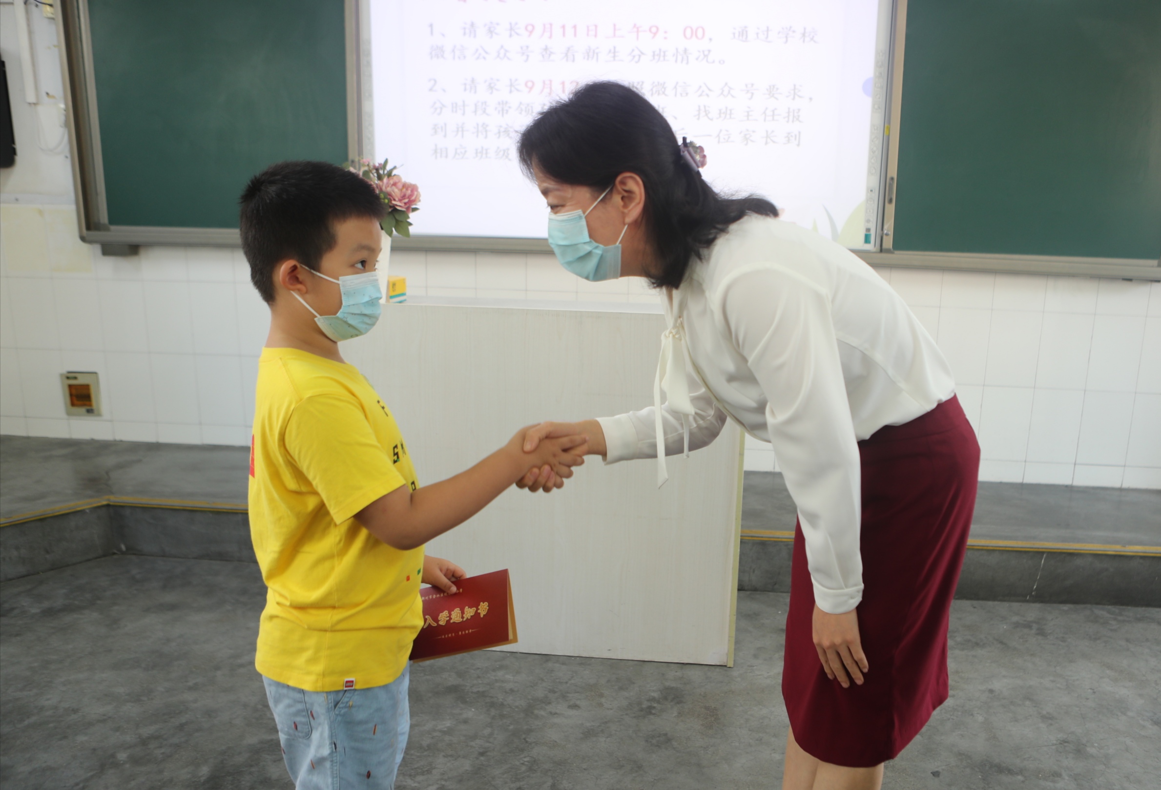 学校|郑州市区小学入学线下报名首日啥情况？四路记者带你直击现场