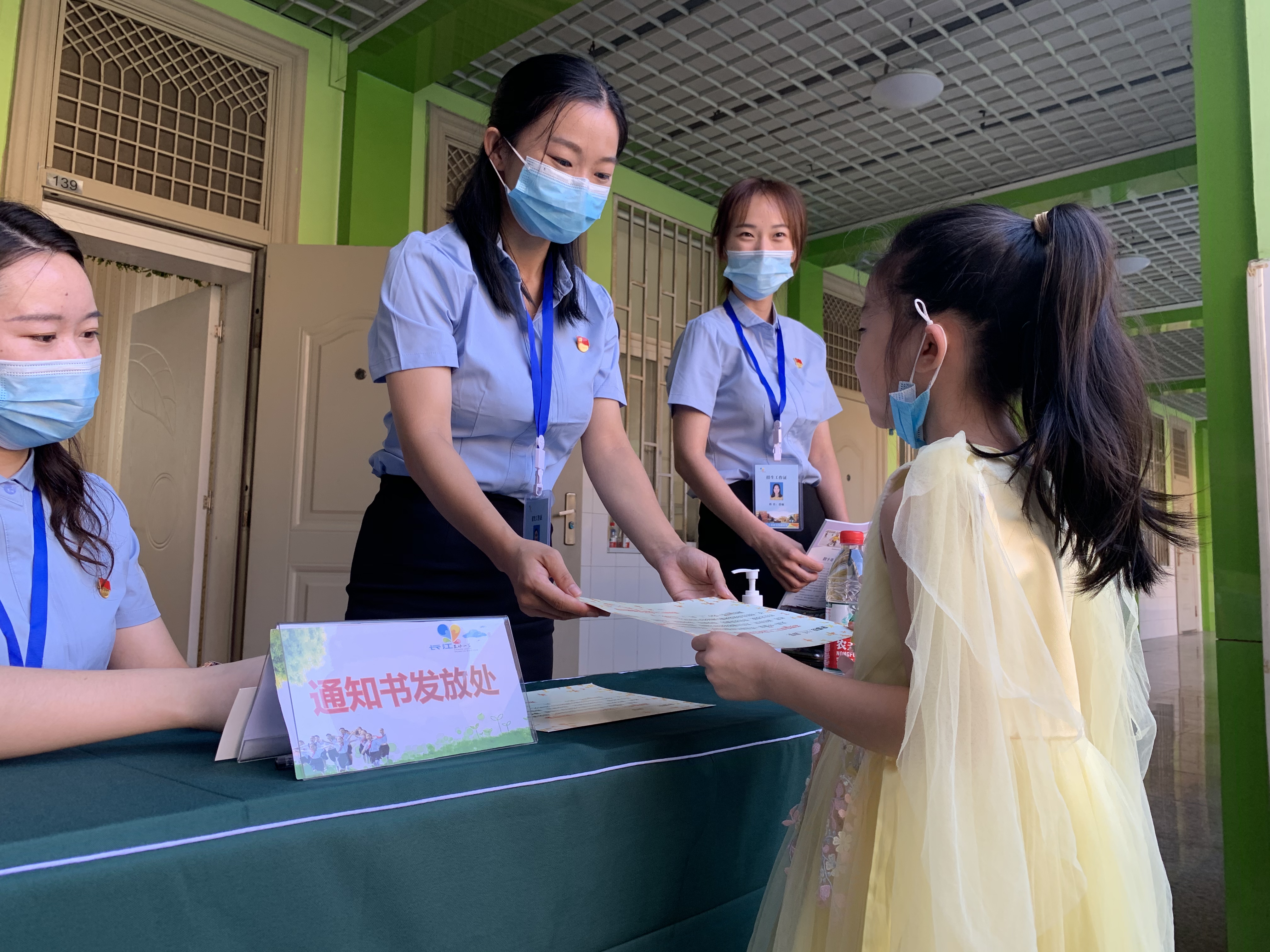 学校|郑州市区小学入学线下报名首日啥情况？四路记者带你直击现场