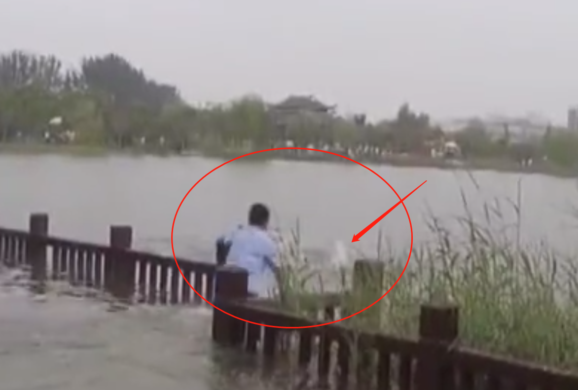 社会万象|女子跳湖丈夫施救两人双双遇险，睢县民警连救两人