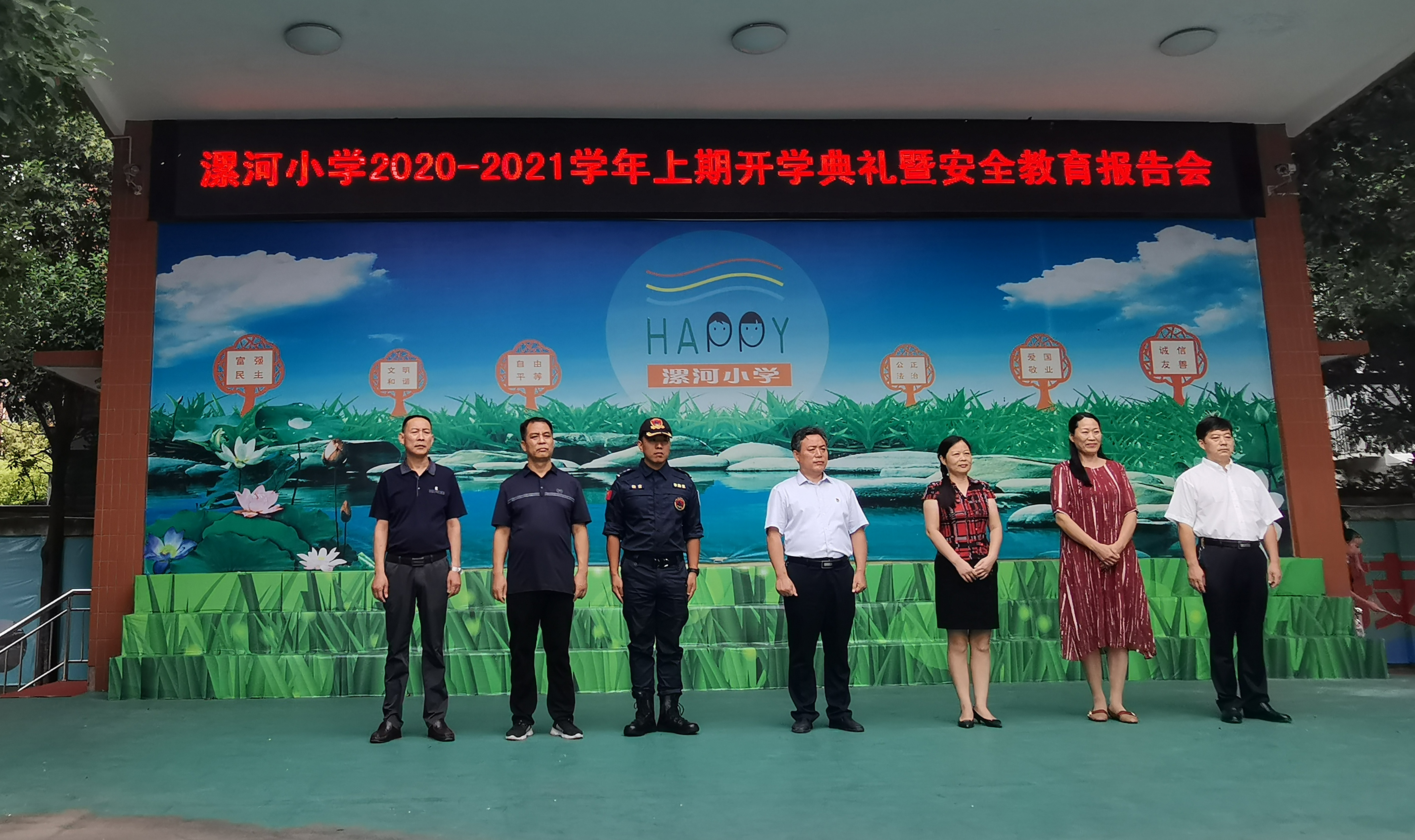 特警装备|漯河小学开学典礼特警送“安全大礼”，现场擒拿手持刀具“暴徒”