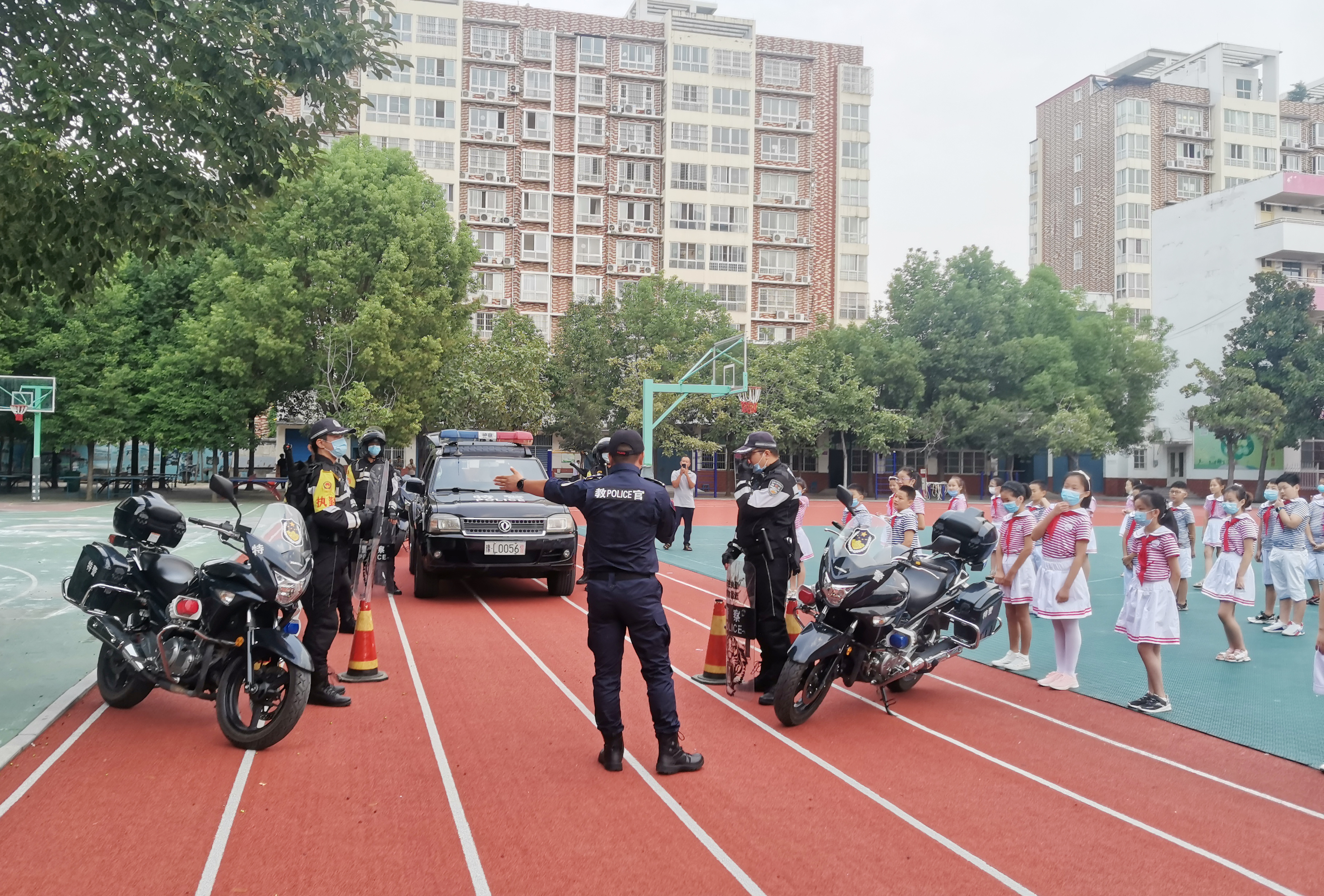 特警装备|漯河小学开学典礼特警送“安全大礼”，现场擒拿手持刀具“暴徒”