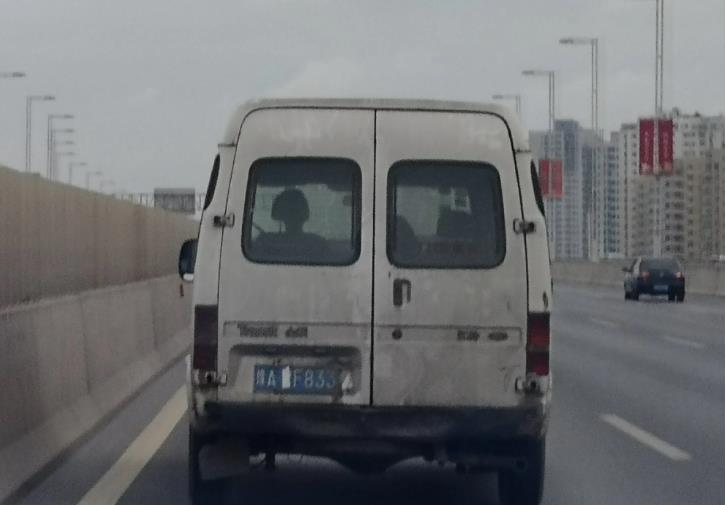 交通|郑州一男子把路虎借给兄弟开，结果被记12分