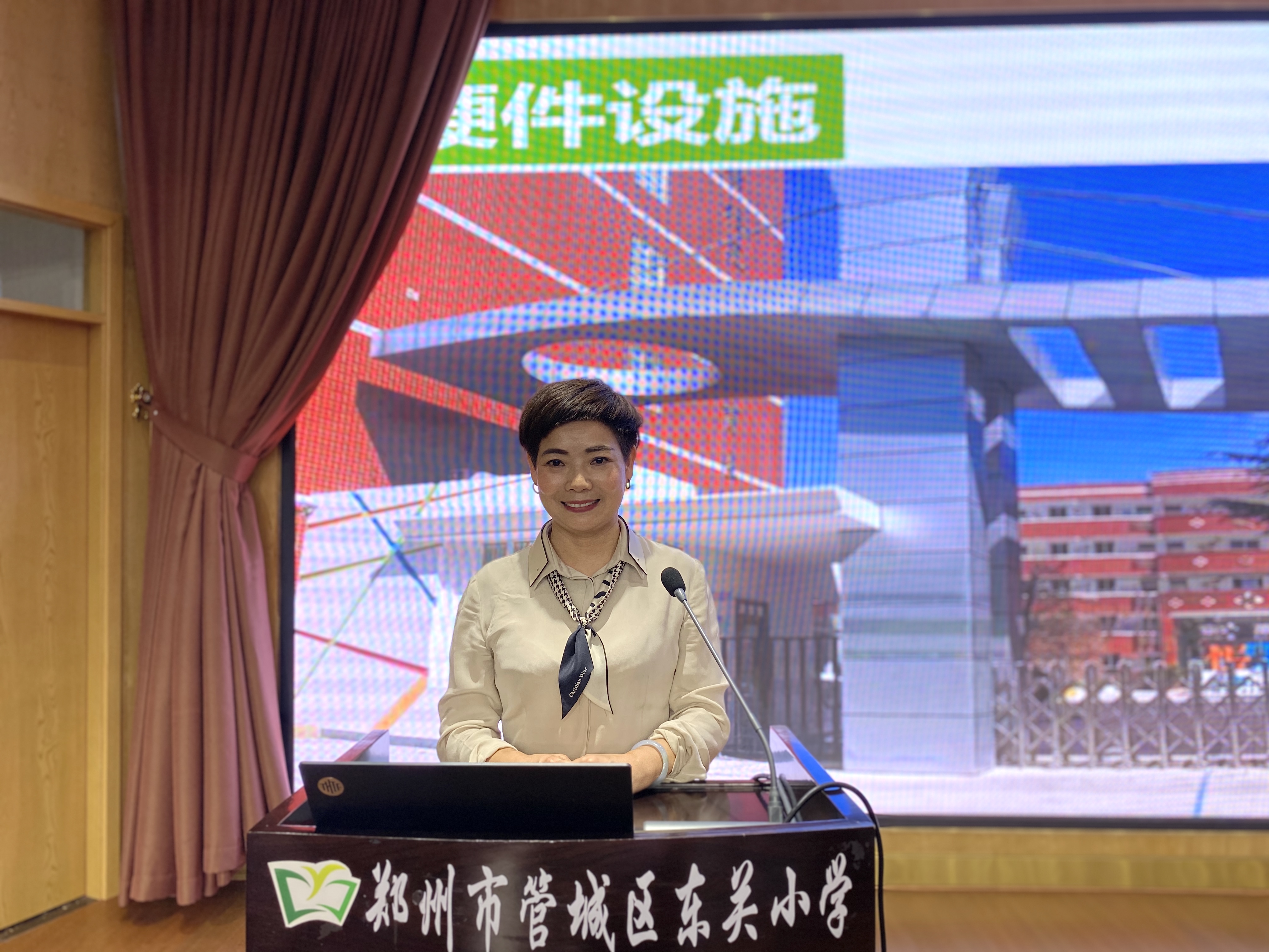 东关小学校长陈丽红从"我们的学校","我们的老师","我们的特色","我们